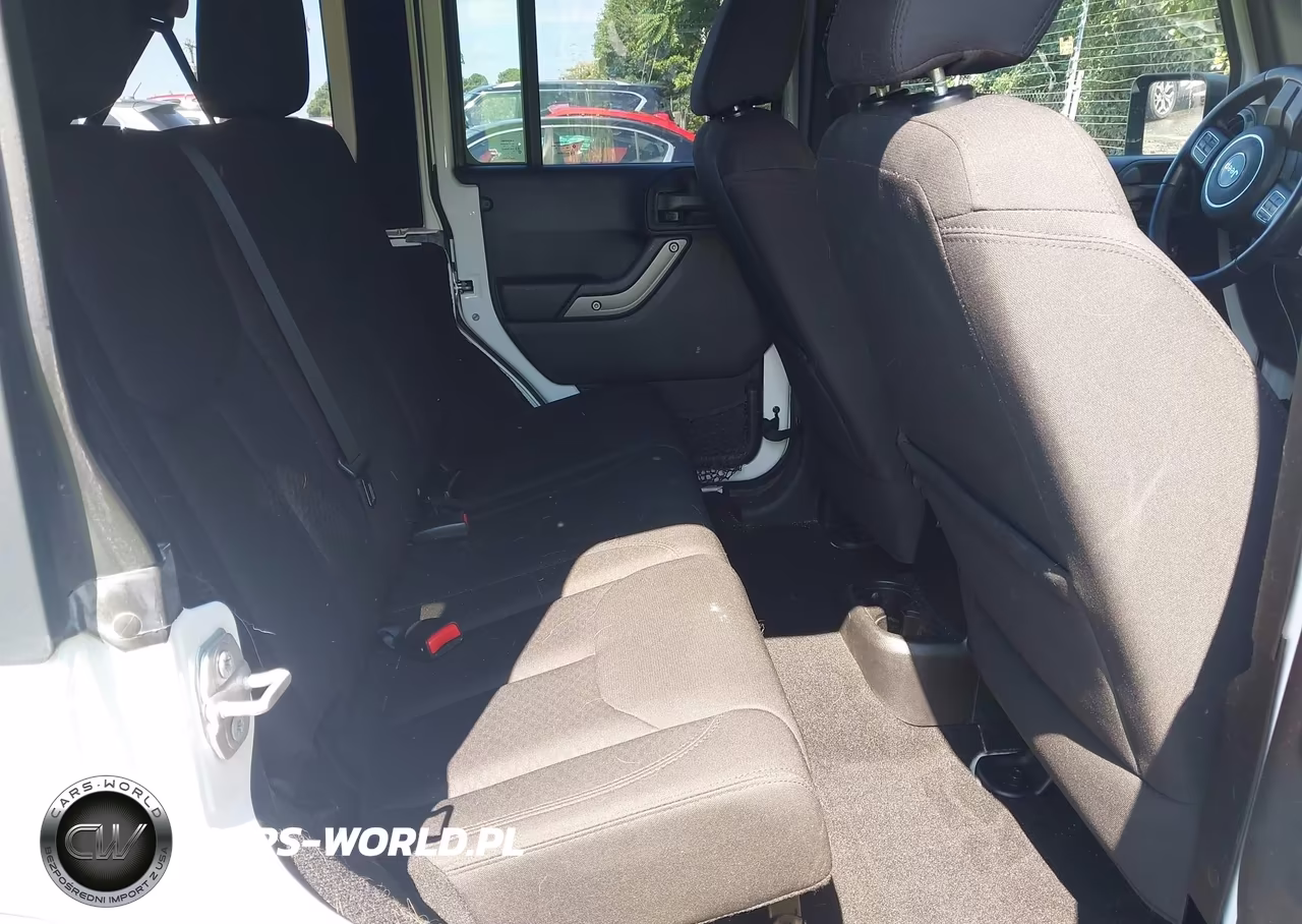 2015 Jeep Wrangler Unlimited Sport VIN:1C4BJWDG7FL703442 - 8