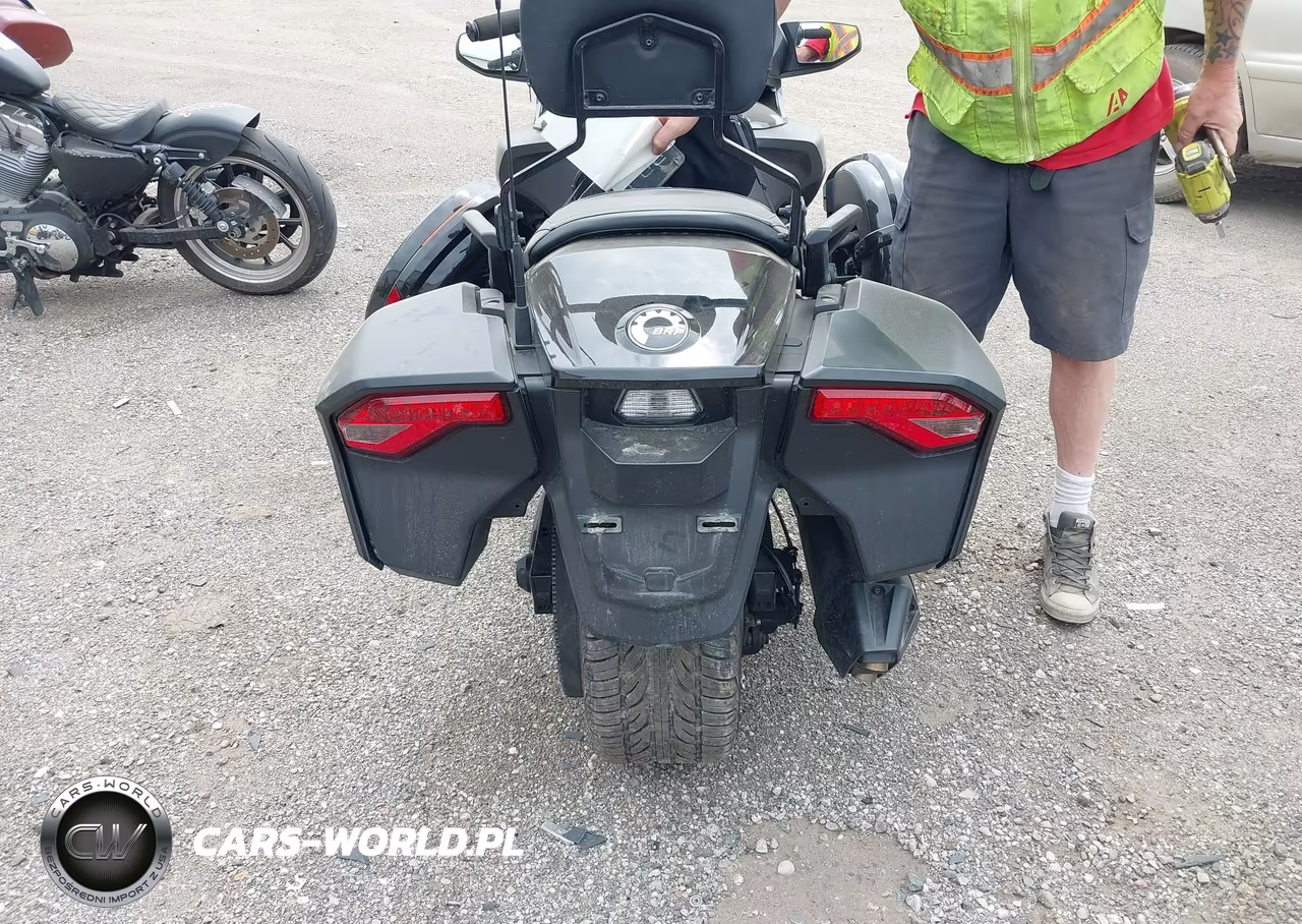 2017 Can-Am Spyder Roadster F3-T-Limited-Limited Spec VIN:2BXREDD22HV000828 - 6