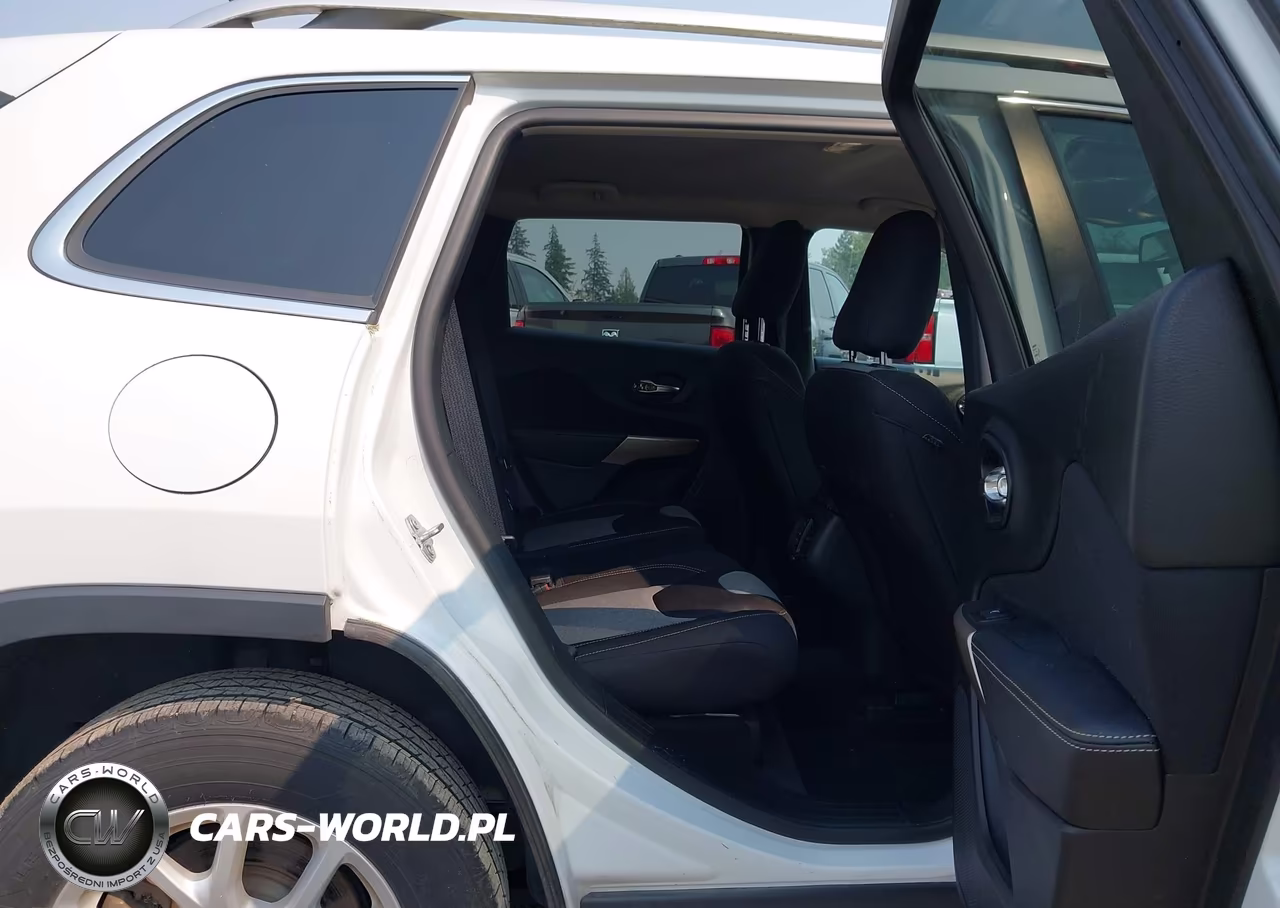 2018 Jeep Cherokee Latitude 4X4 VIN:1C4PJMCB9JD528663 - 8