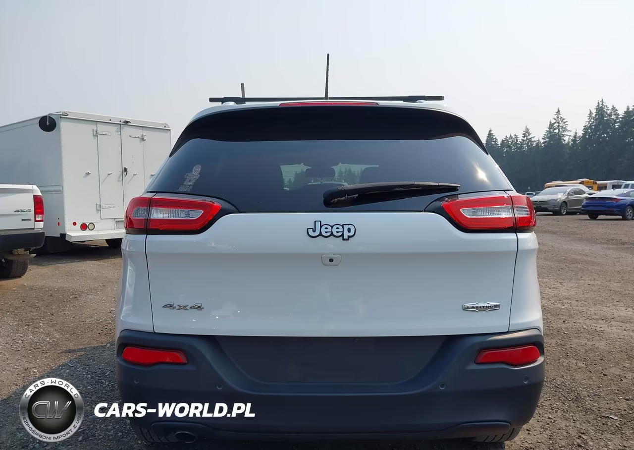2018 Jeep Cherokee Latitude 4X4 VIN:1C4PJMCB3JD528660 - 16