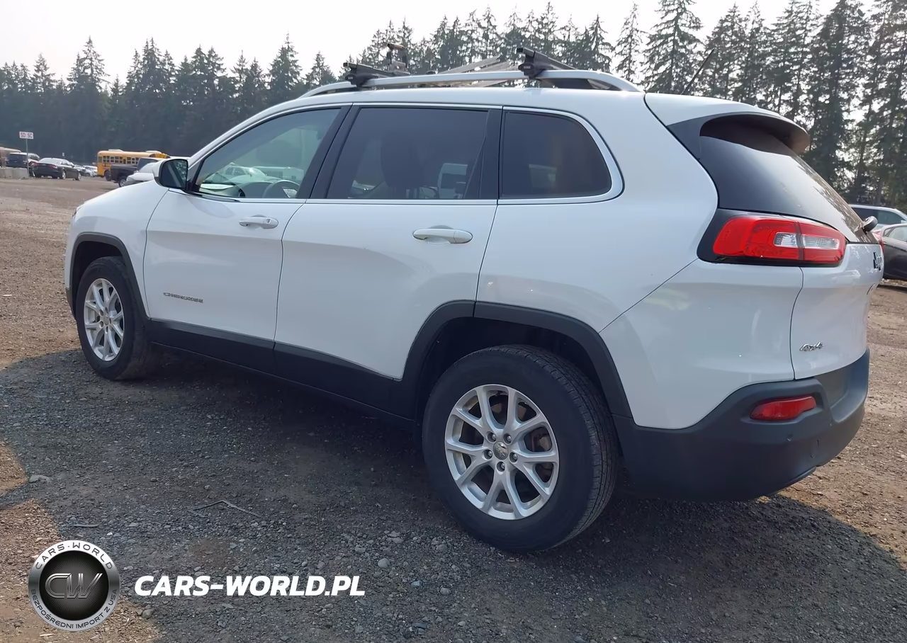 2018 Jeep Cherokee Latitude 4X4 VIN:1C4PJMCB3JD528660 - 3