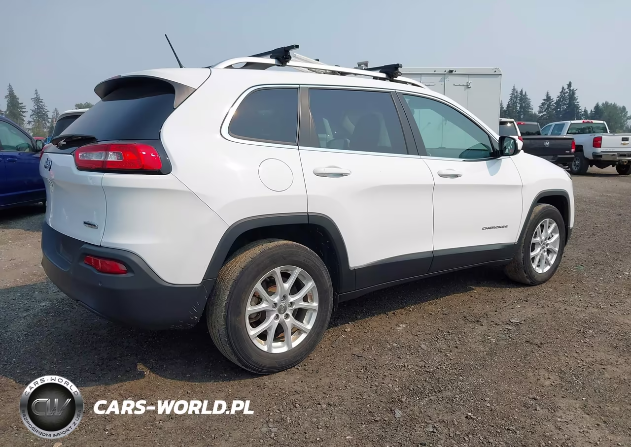 2018 Jeep Cherokee Latitude 4X4 VIN:1C4PJMCB3JD528660 - 4