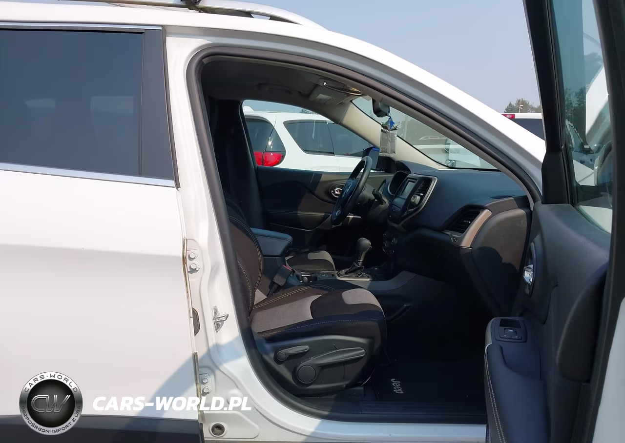 2018 Jeep Cherokee Latitude 4X4 VIN:1C4PJMCB3JD528660 - 5