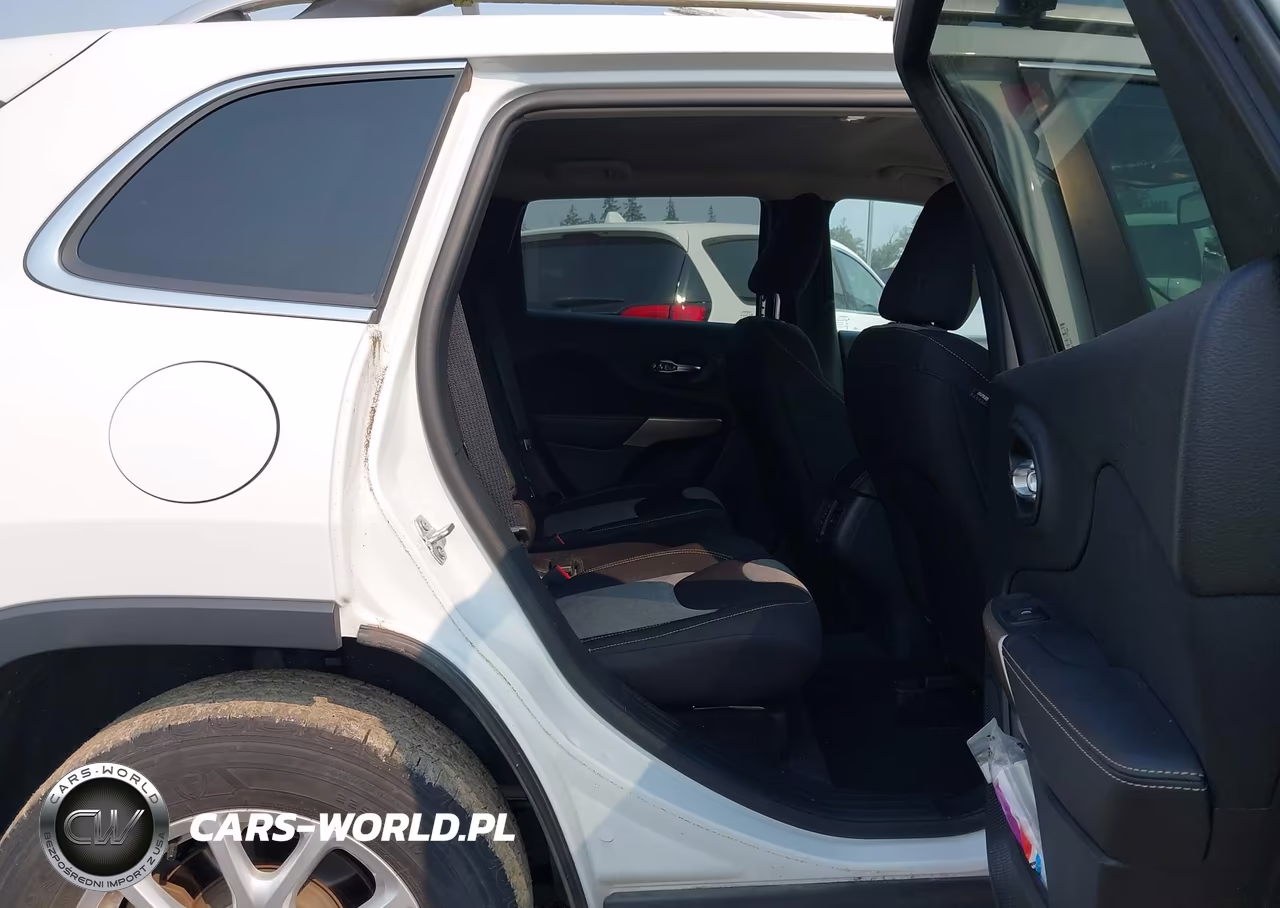 2018 Jeep Cherokee Latitude 4X4 VIN:1C4PJMCB3JD528660 - 8