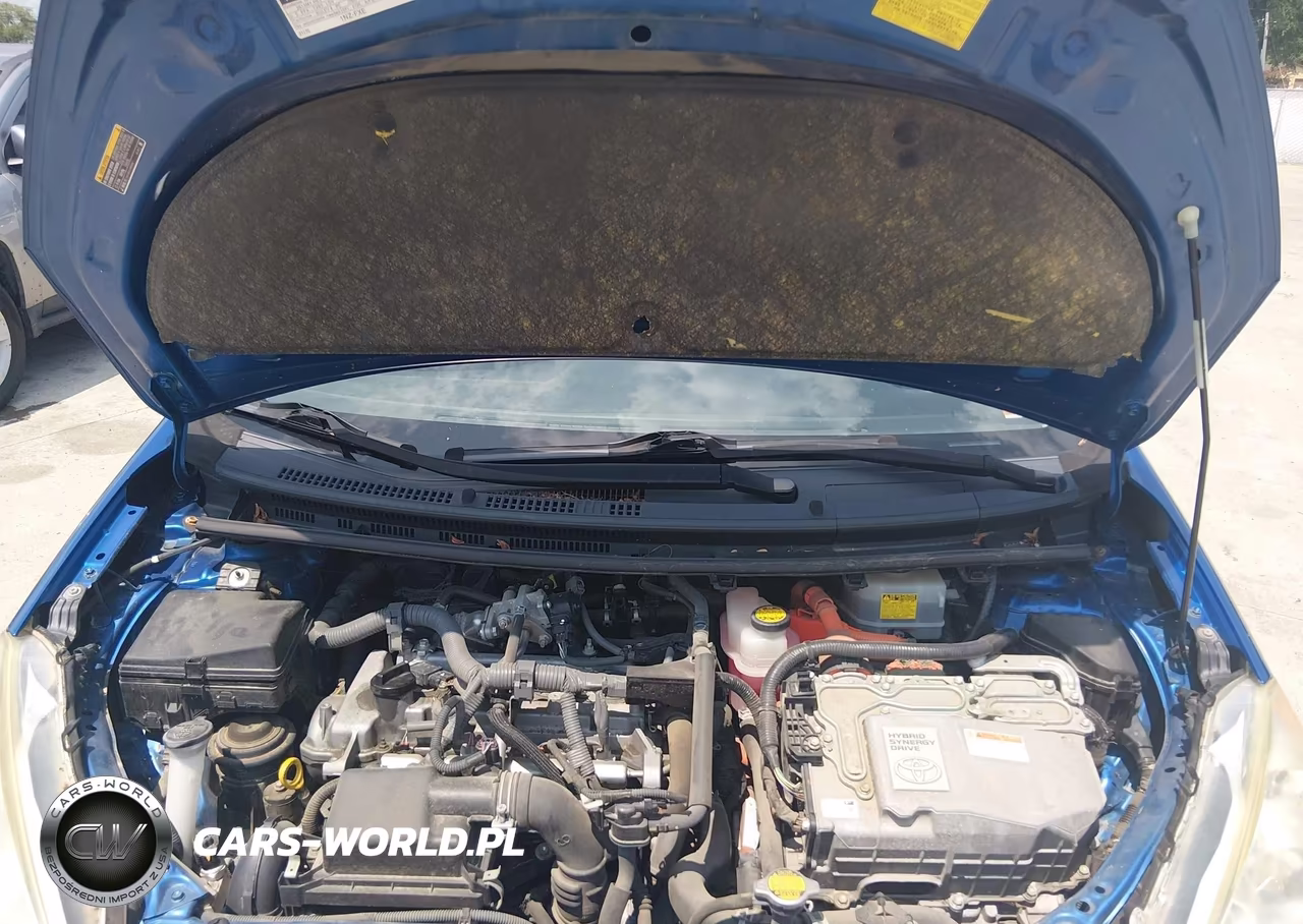 2013 Toyota Prius C Three VIN:JTDKDTB35D1534763 - 10
