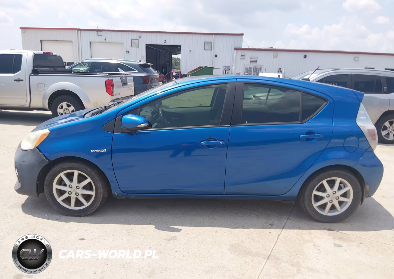 2013 Toyota Prius C Three VIN:JTDKDTB35D1534763 - 14