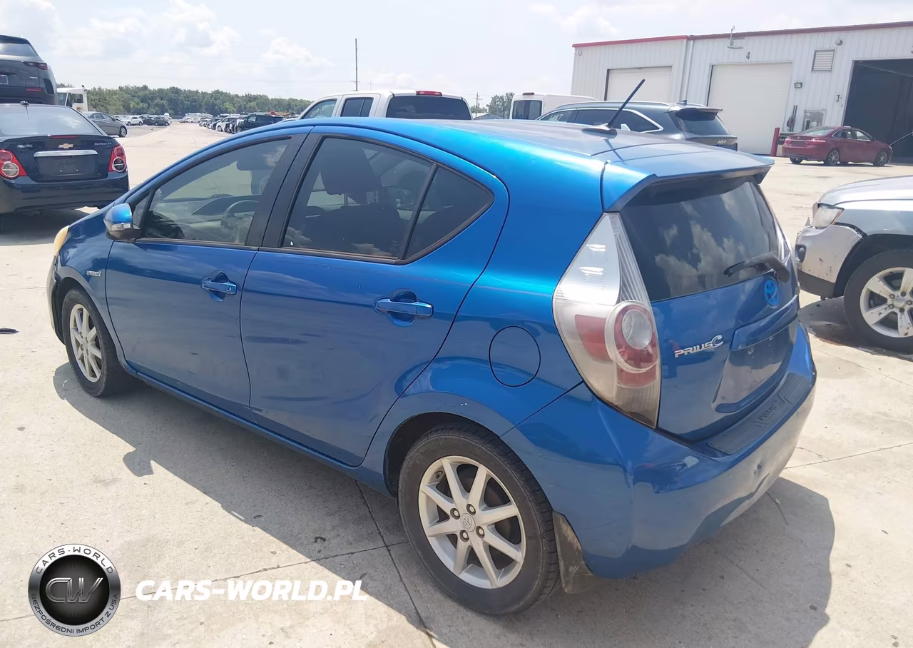 2013 Toyota Prius C Three VIN:JTDKDTB35D1534763 - 3