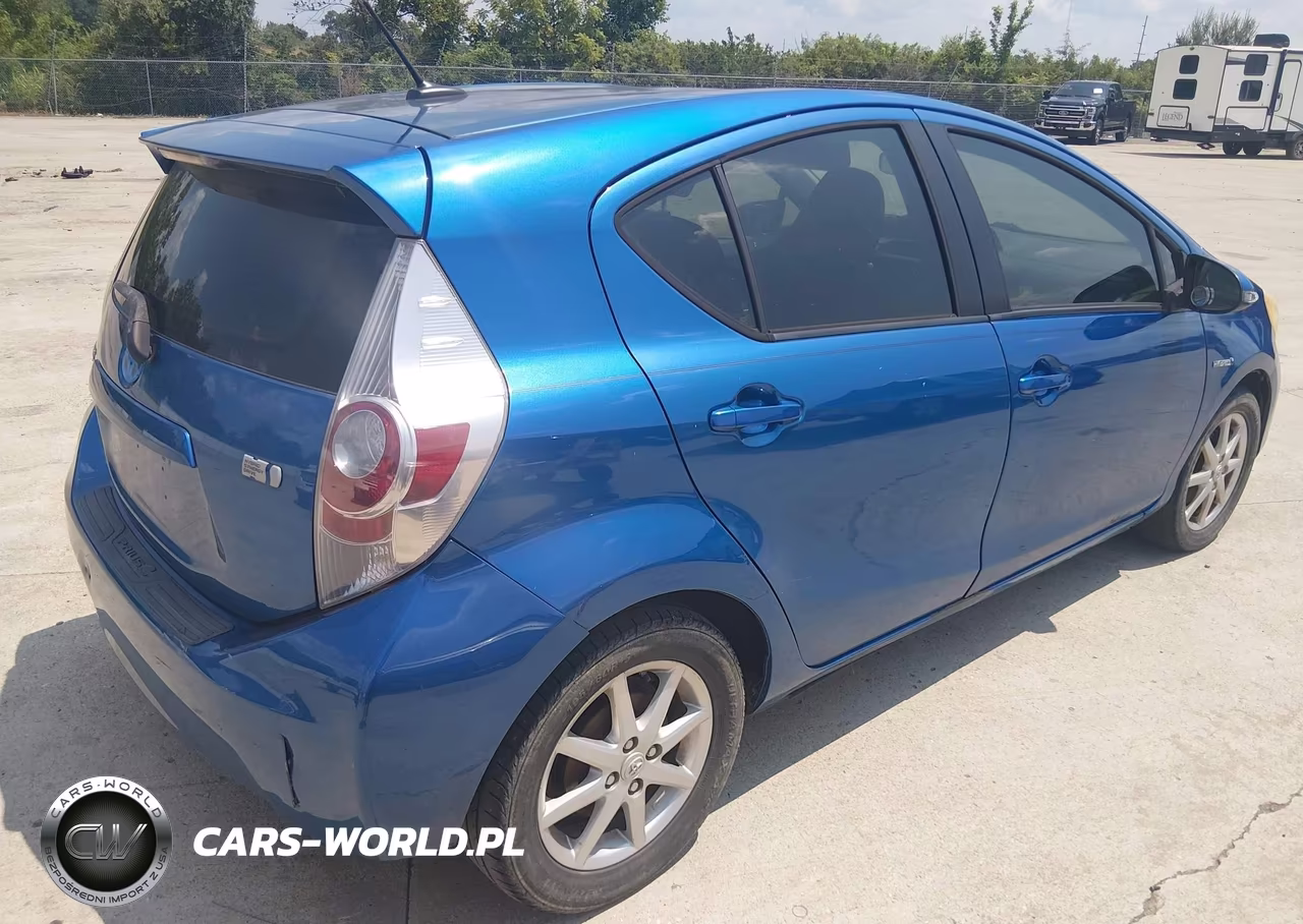 2013 Toyota Prius C Three VIN:JTDKDTB35D1534763 - 4