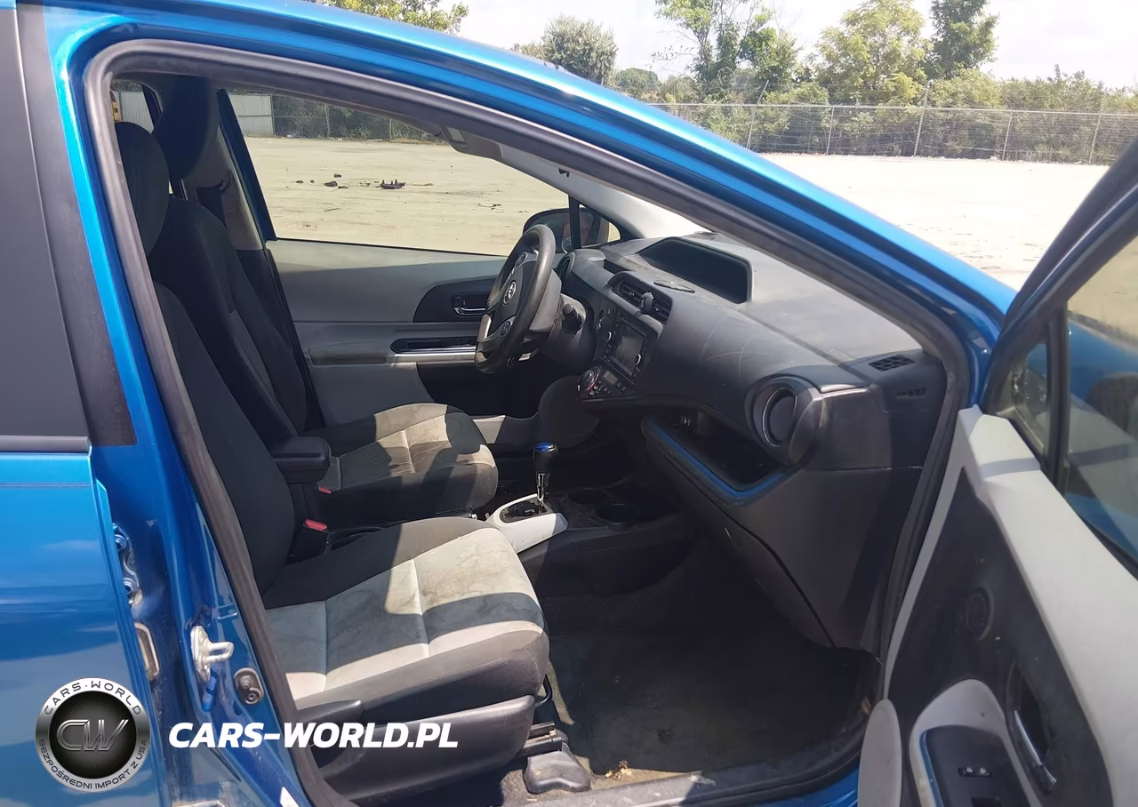 2013 Toyota Prius C Three VIN:JTDKDTB35D1534763 - 5