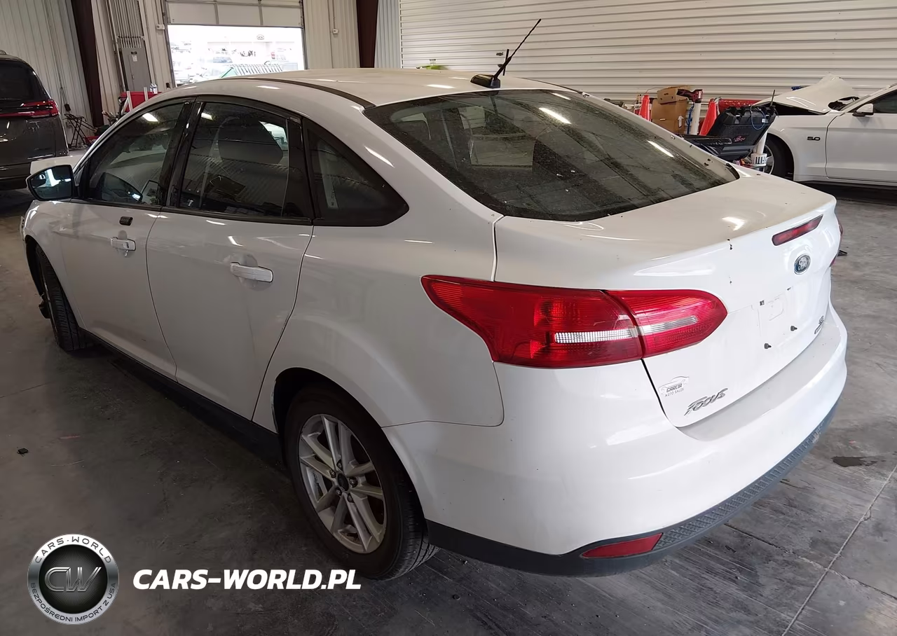 2015 Ford Focus Se VIN:1FADP3F28FL314435 - 3