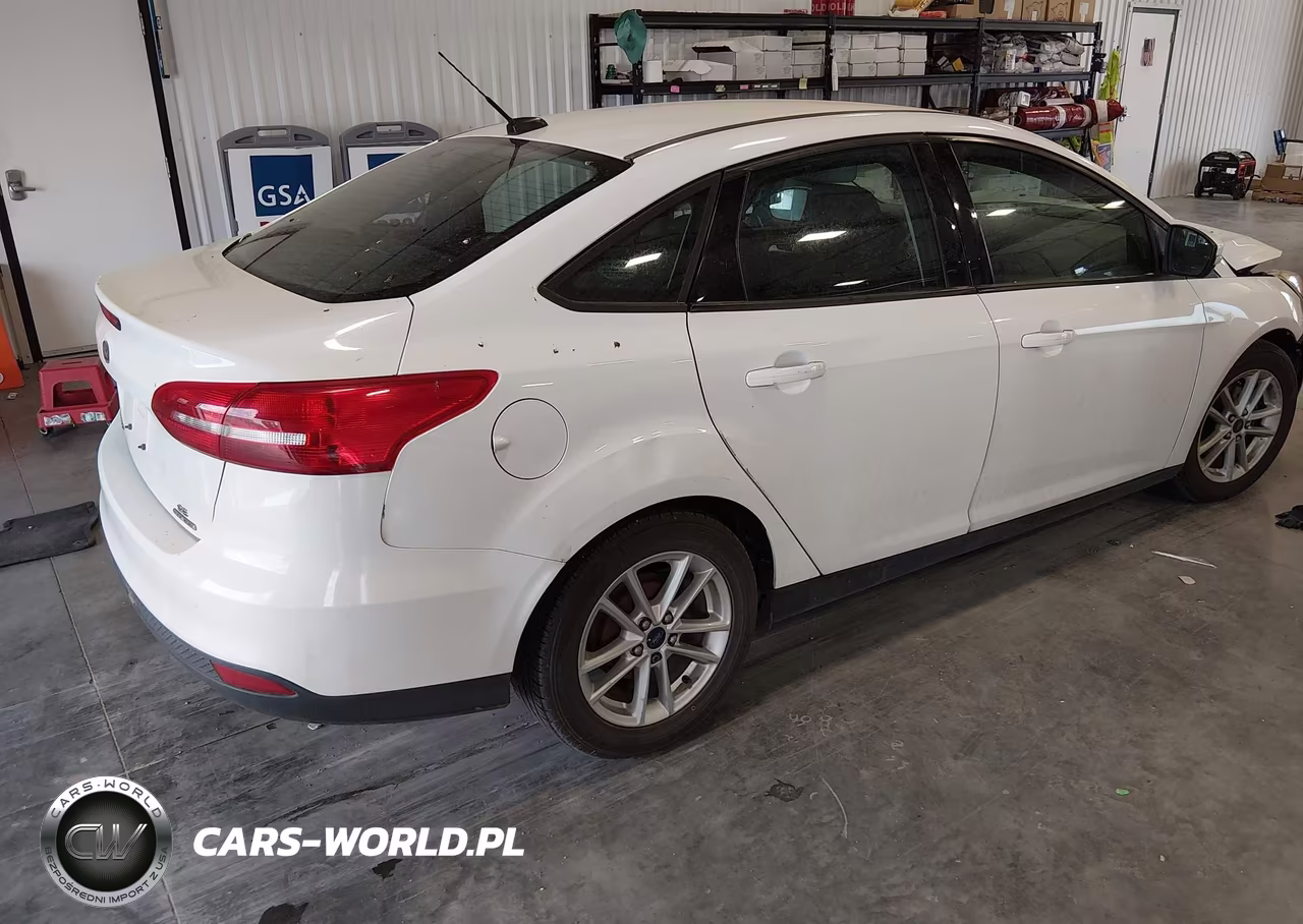2015 Ford Focus Se VIN:1FADP3F28FL314435 - 4
