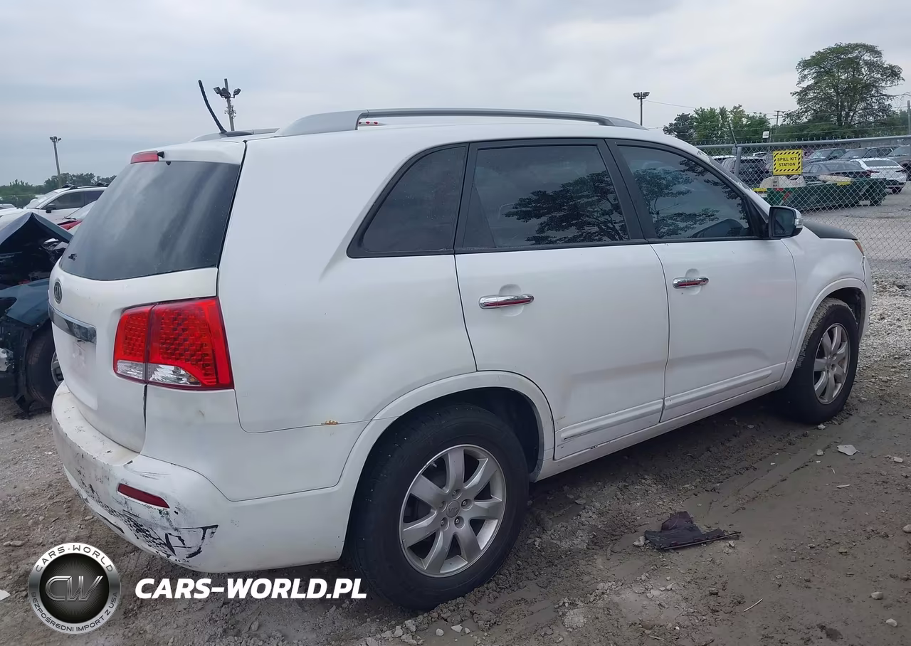 2013 Kia Sorento Lx V6 VIN:5XYKTDA24DG375770 - 4