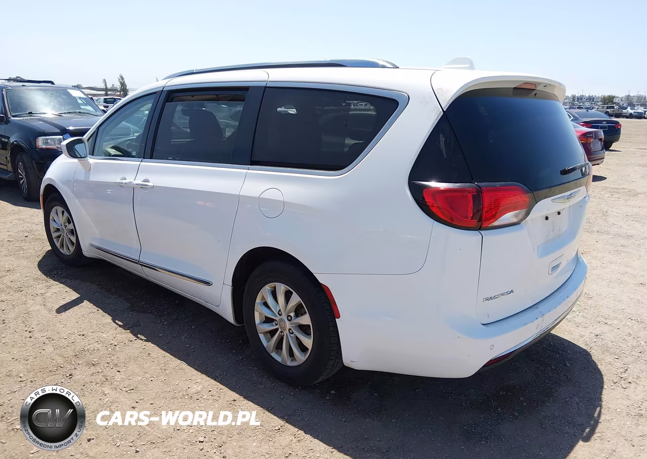2019 Chrysler Pacifica Touring L VIN:2C4RC1BG9KR548263 - 3