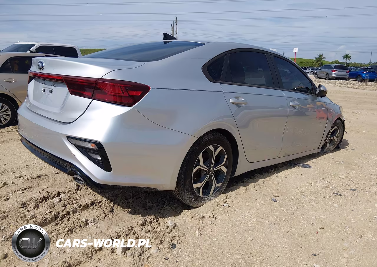 2019 Kia Forte Lxs VIN:3KPF24AD4KE058782 - 4