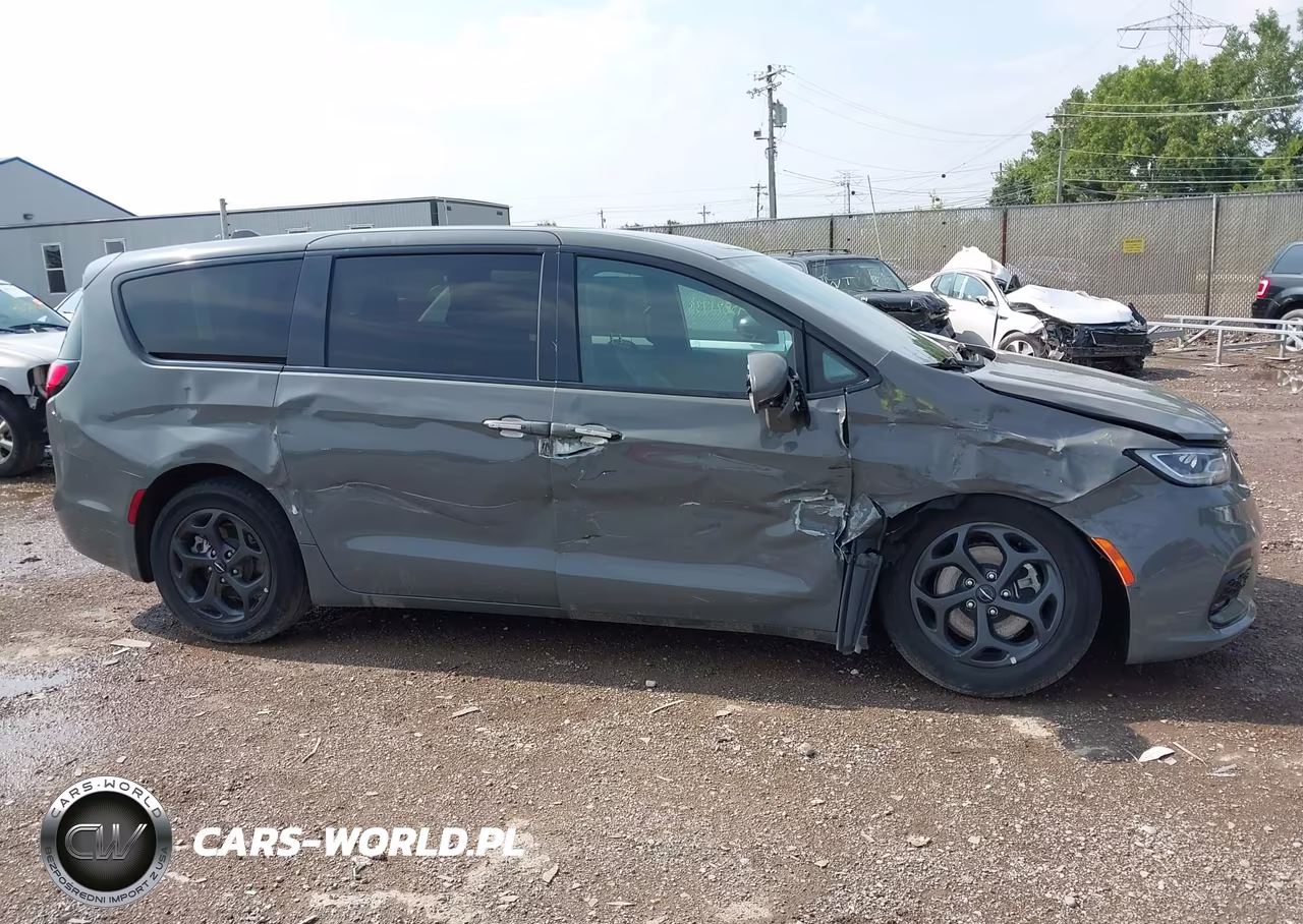2022 Chrysler Pacifica Hybrid Touring L VIN:2C4RC1L78NR127296 - 13