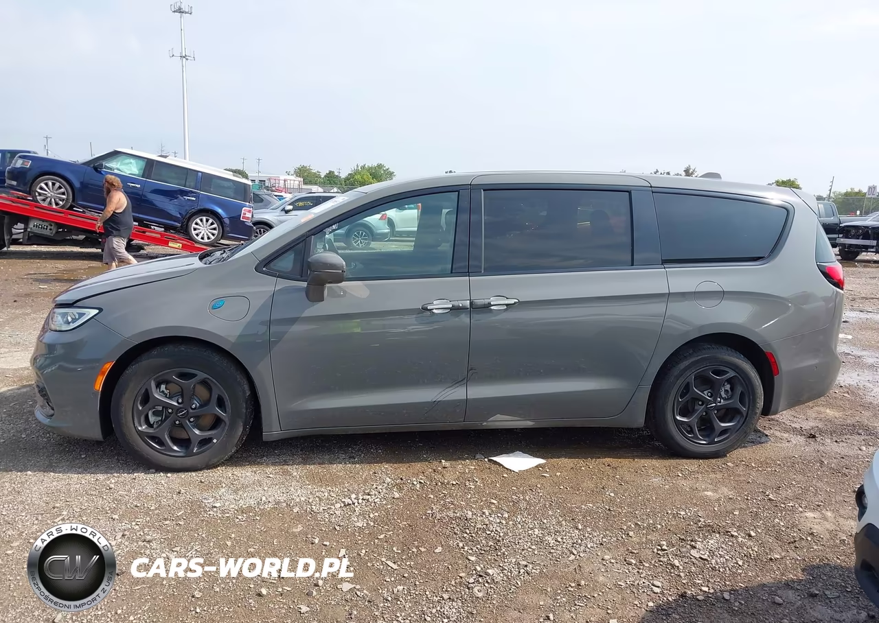 2022 Chrysler Pacifica Hybrid Touring L VIN:2C4RC1L78NR127296 - 14