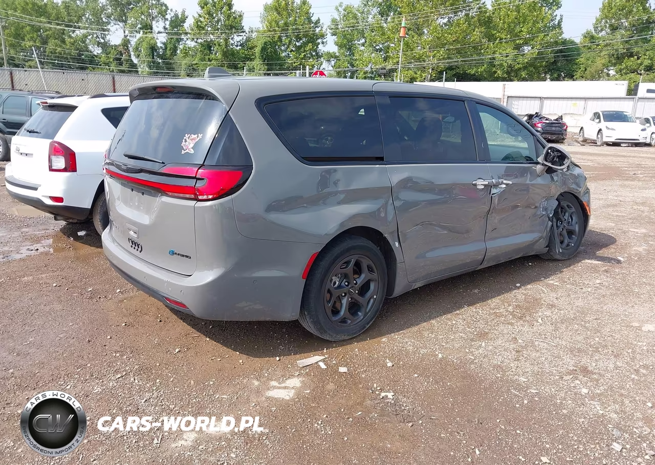 2022 Chrysler Pacifica Hybrid Touring L VIN:2C4RC1L78NR127296 - 4