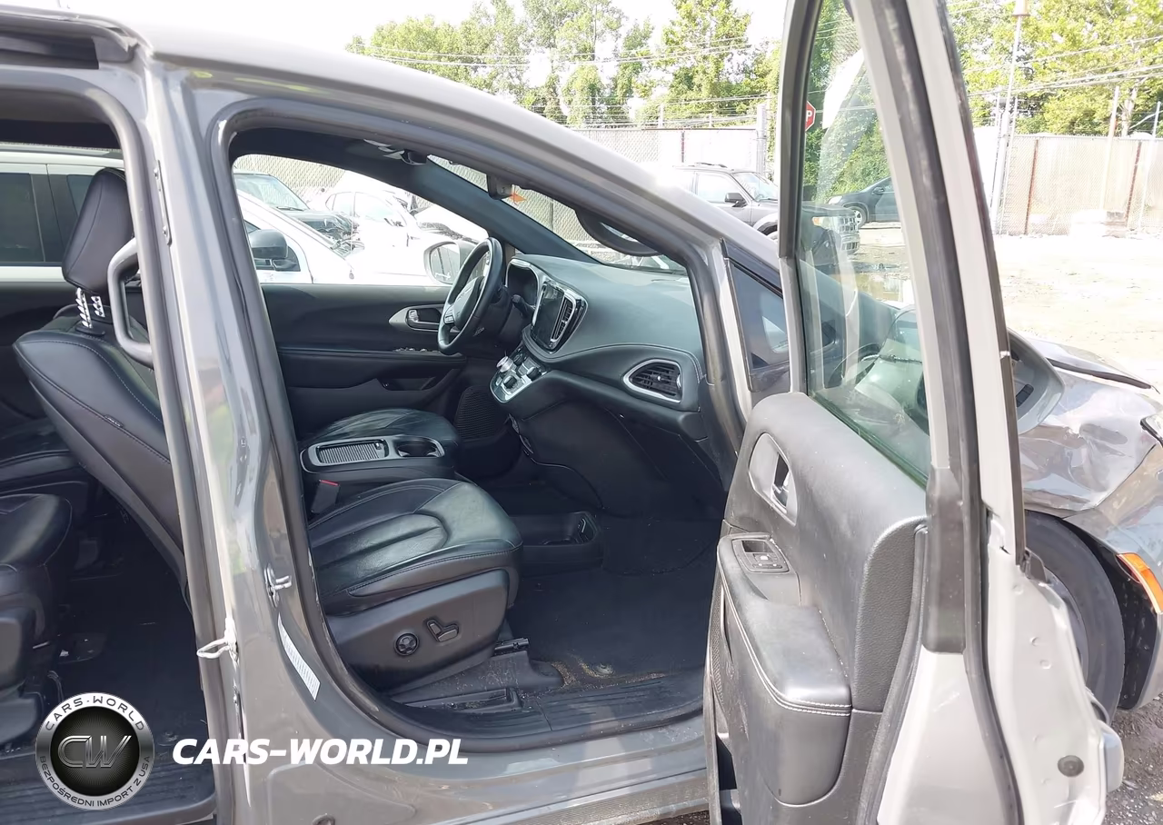 2022 Chrysler Pacifica Hybrid Touring L VIN:2C4RC1L78NR127296 - 5