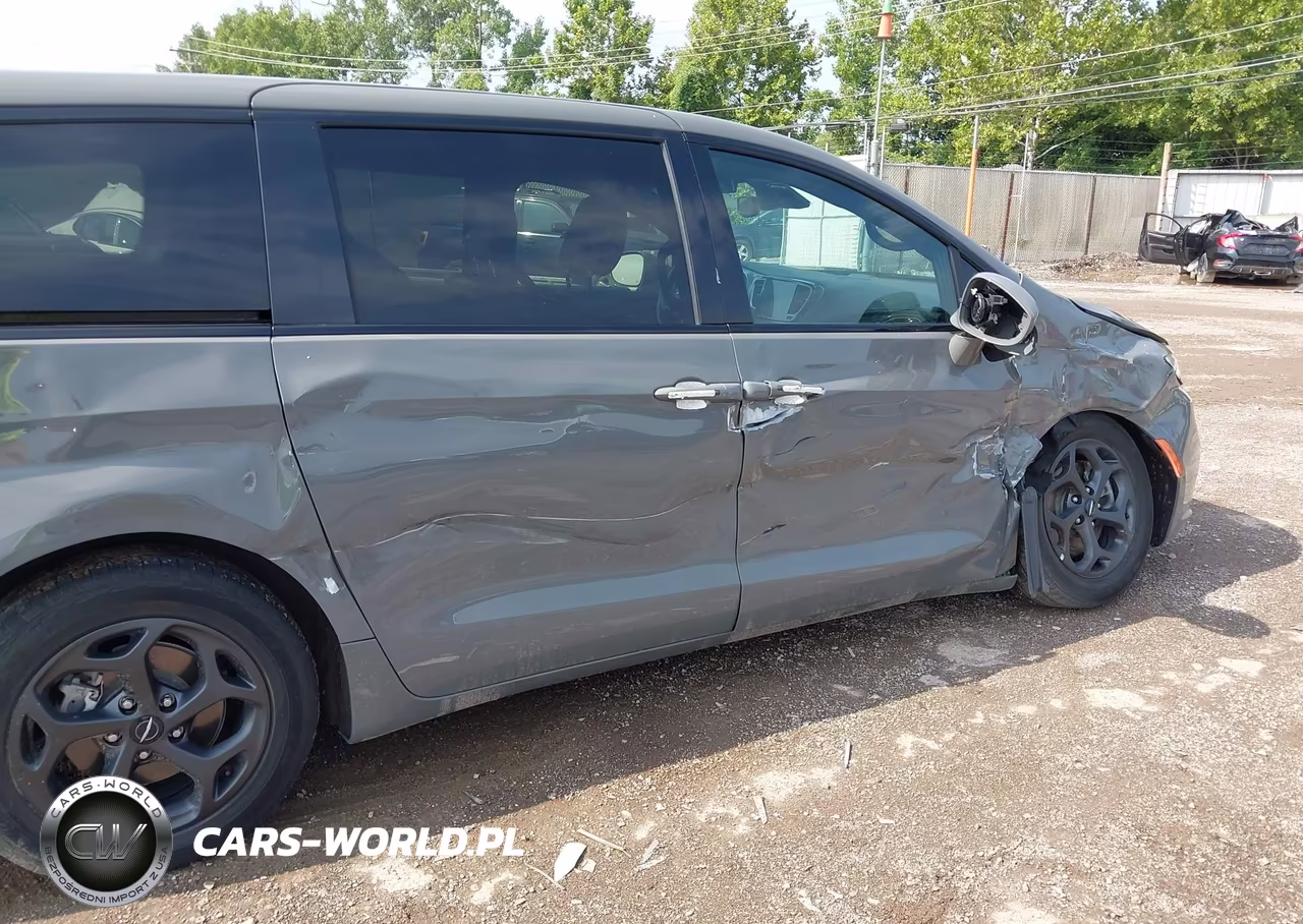 2022 Chrysler Pacifica Hybrid Touring L VIN:2C4RC1L78NR127296 - 6