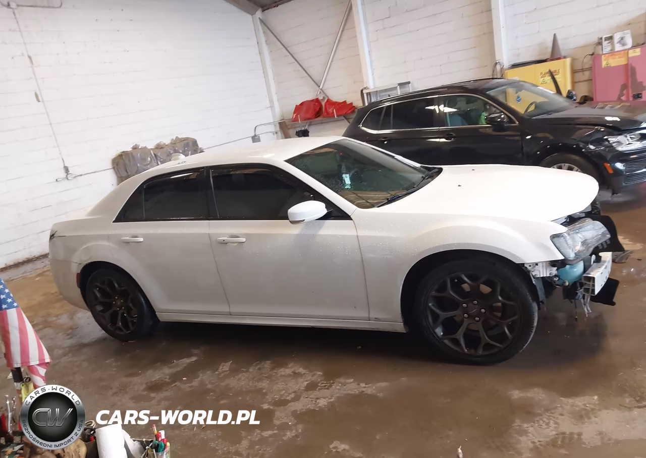 2018 Chrysler 300 300S VIN:2C3CCABG3JH262181 - 13