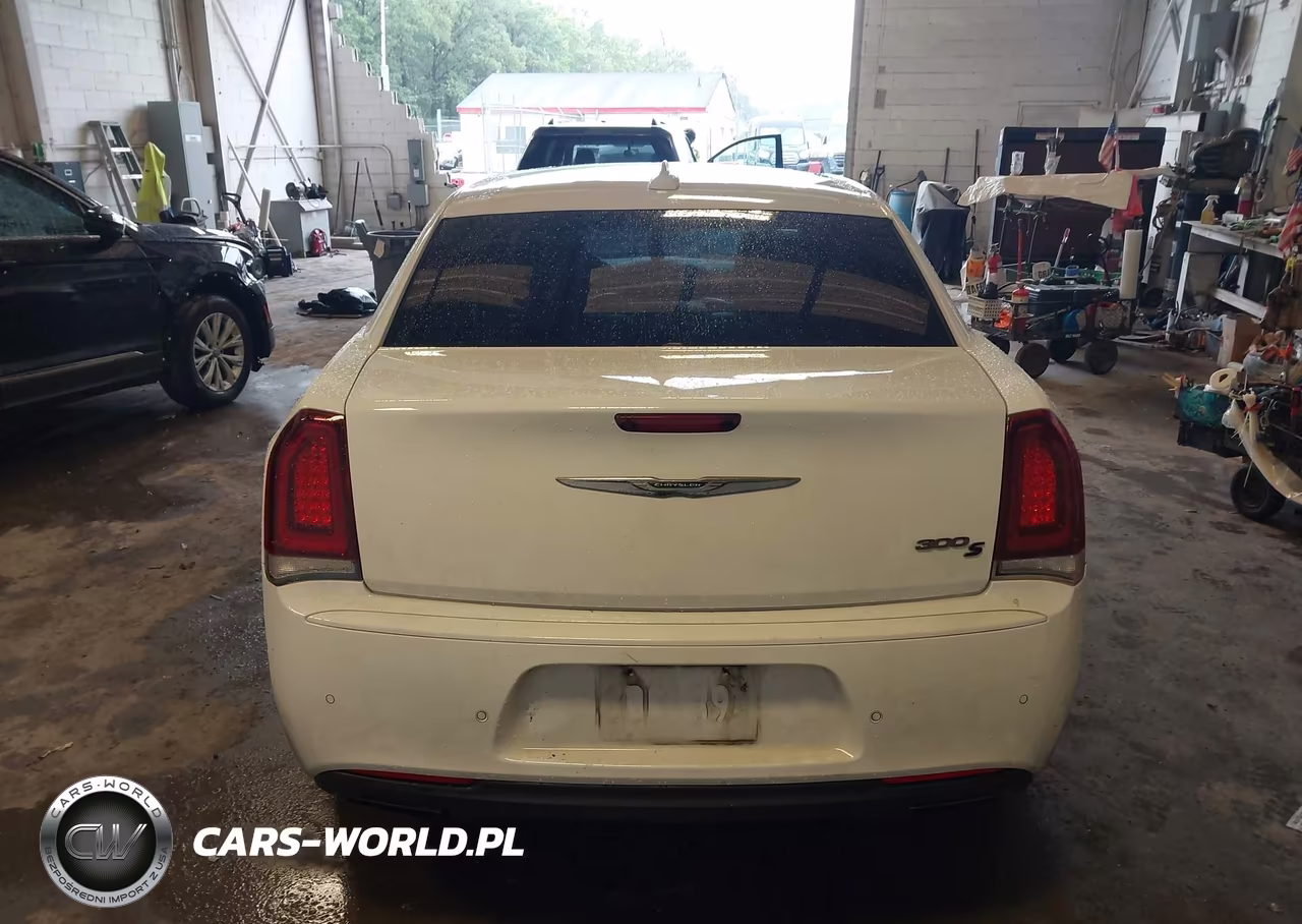 2018 Chrysler 300 300S VIN:2C3CCABG3JH262181 - 16