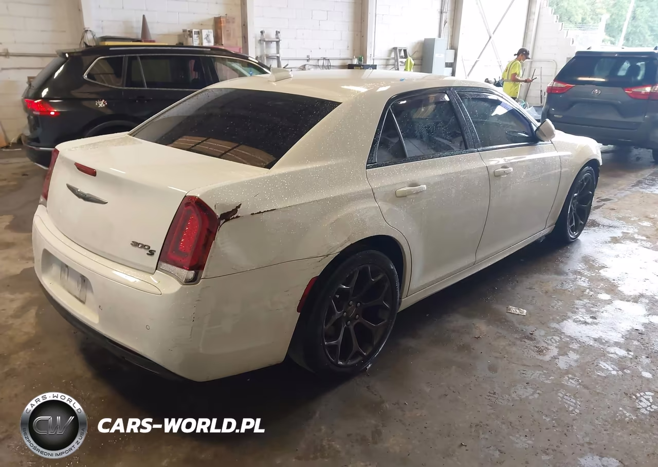 2018 Chrysler 300 300S VIN:2C3CCABG3JH262181 - 4