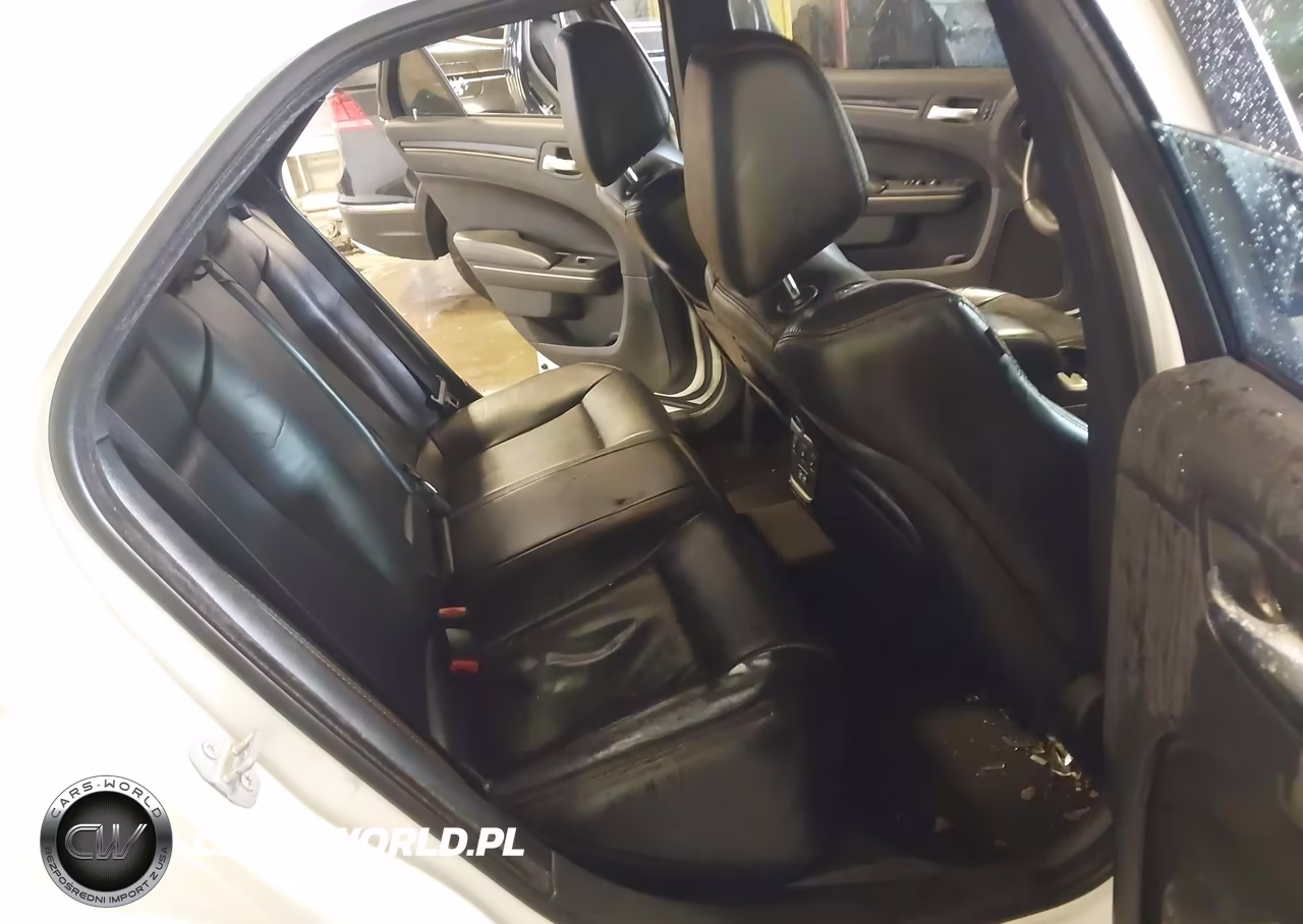 2018 Chrysler 300 300S VIN:2C3CCABG3JH262181 - 8
