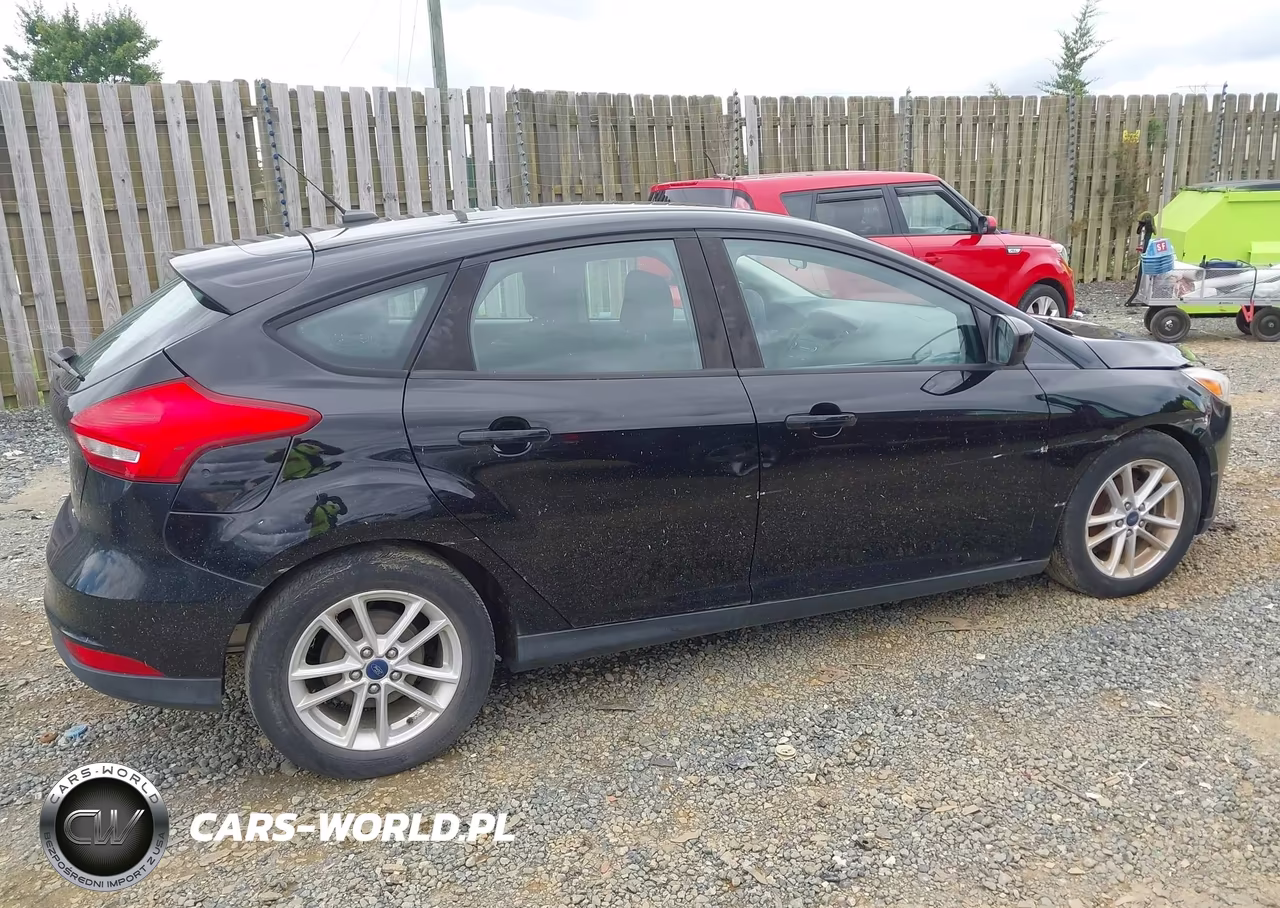 2018 Ford Focus Se VIN:1FADP3K25JL227574 - 4