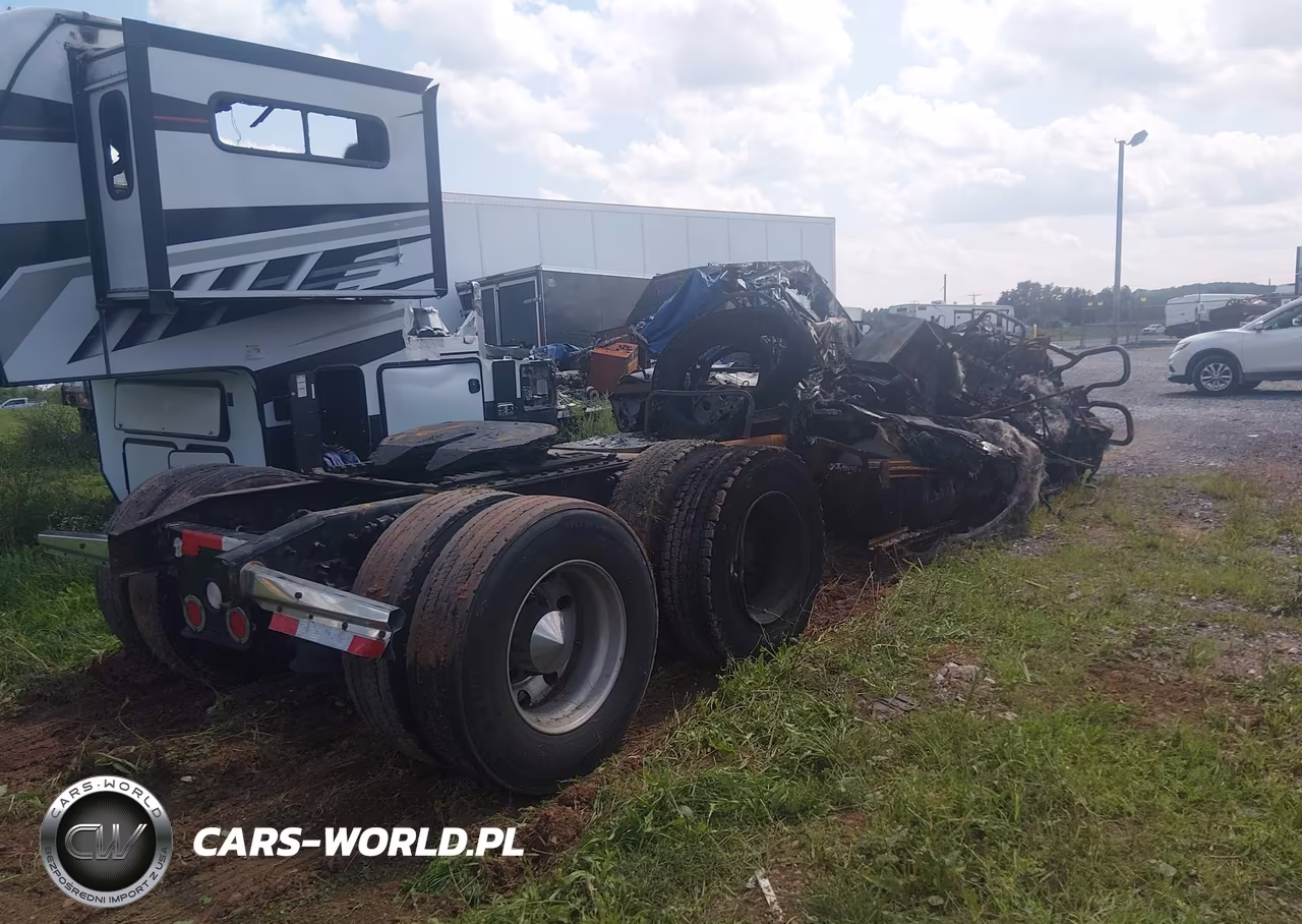 2018 Freightliner Cascadia 125 VIN:3AKJGLDRXJSHR1261 - 3