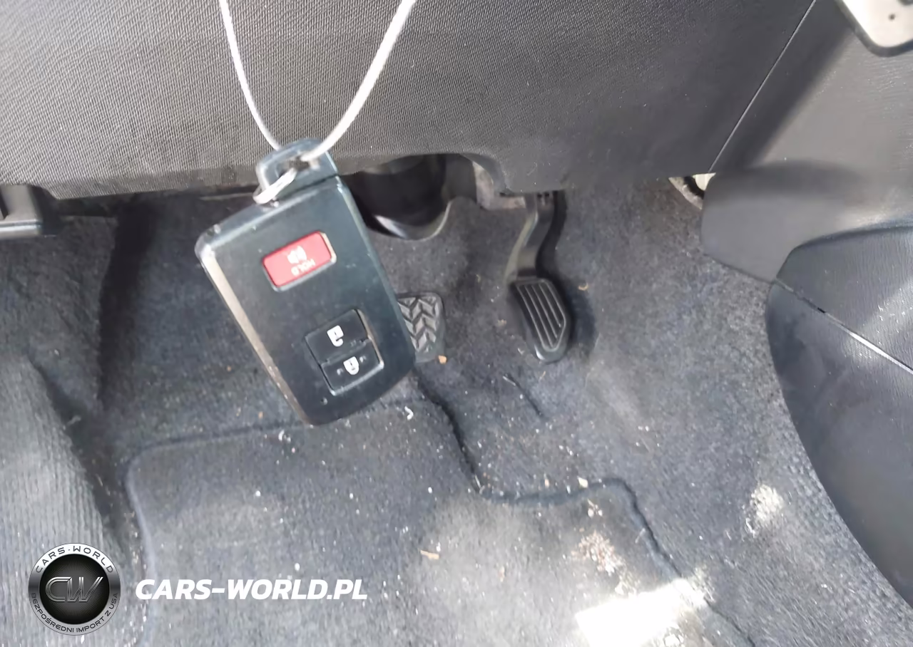 2015 Toyota Prius C Three VIN:JTDKDTB39F1107136 - 11