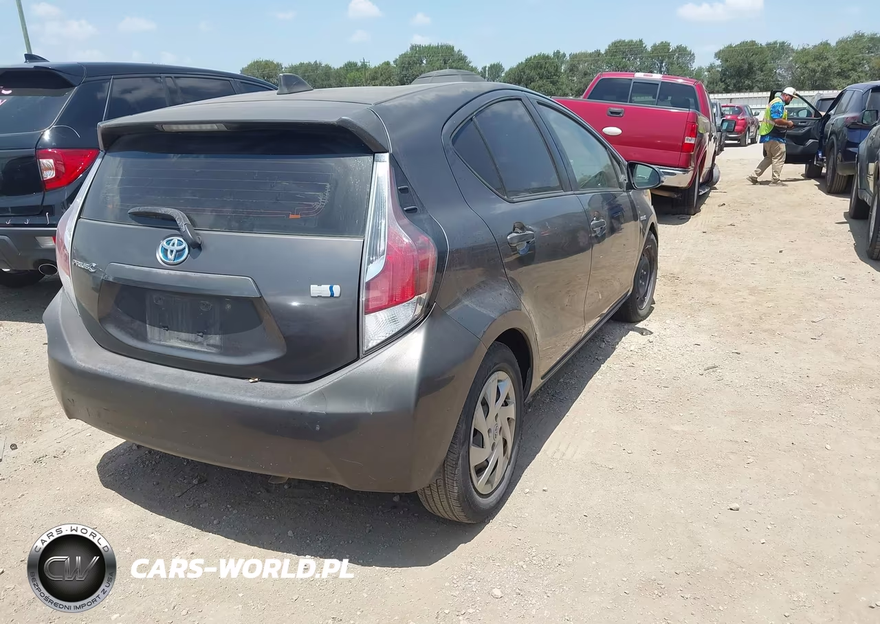 2015 Toyota Prius C Three VIN:JTDKDTB39F1107136 - 4