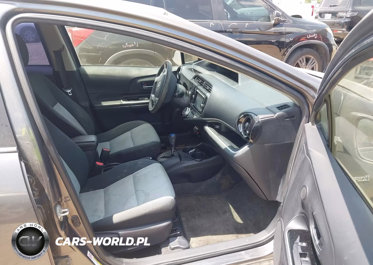 2015 Toyota Prius C Three VIN:JTDKDTB39F1107136 - 5