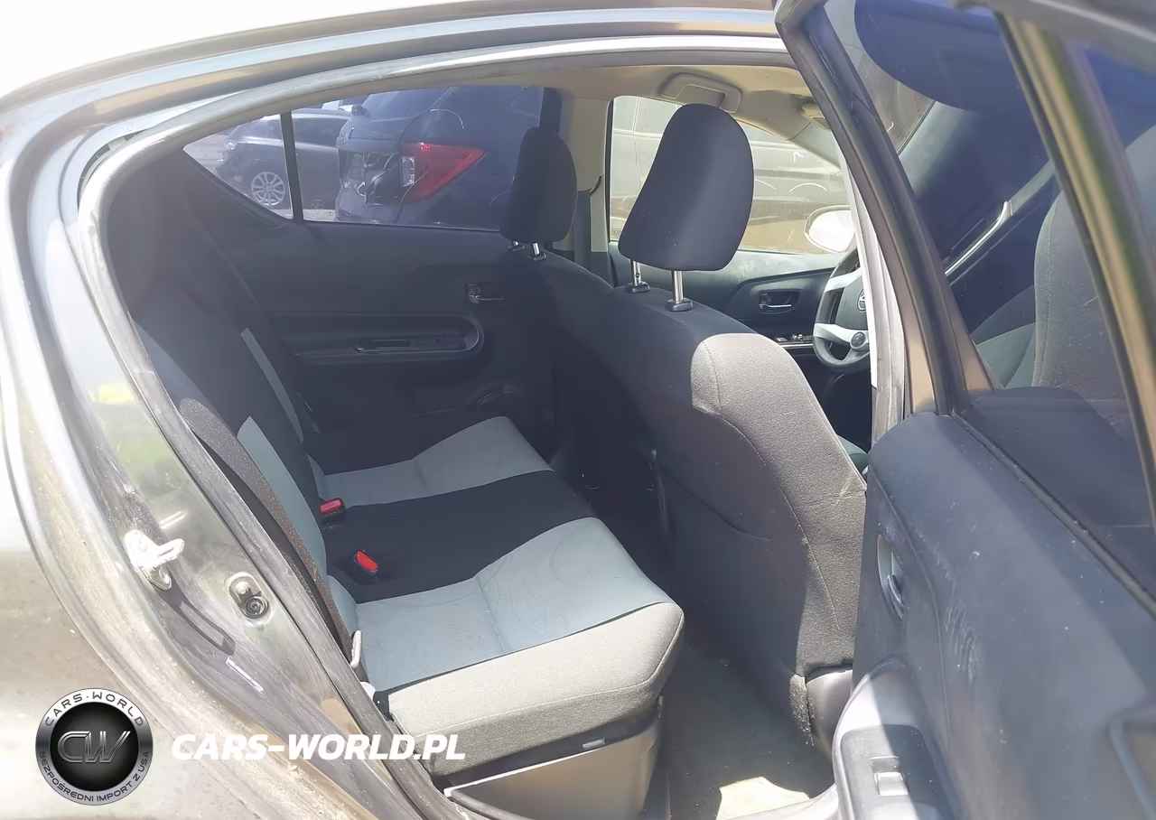 2015 Toyota Prius C Three VIN:JTDKDTB39F1107136 - 8