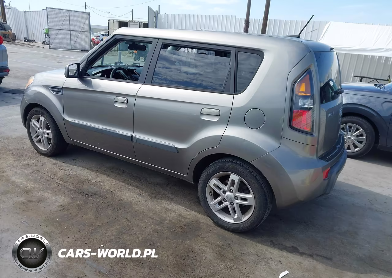 2010 Kia Soul + VIN:KNDJT2A25A7146331 - 3