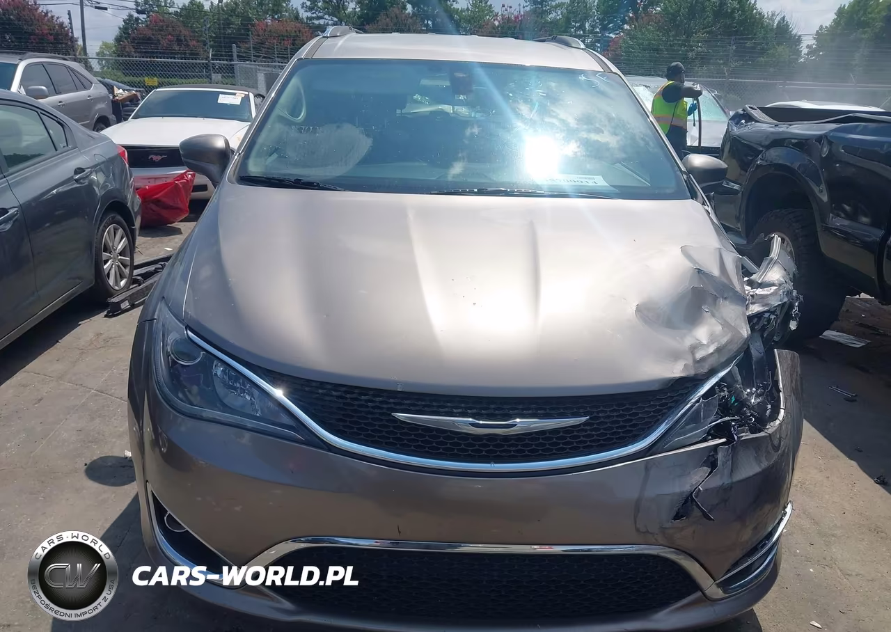 2017 Chrysler Pacifica Touring-L Plus VIN:2C4RC1EG9HR570509 - 12
