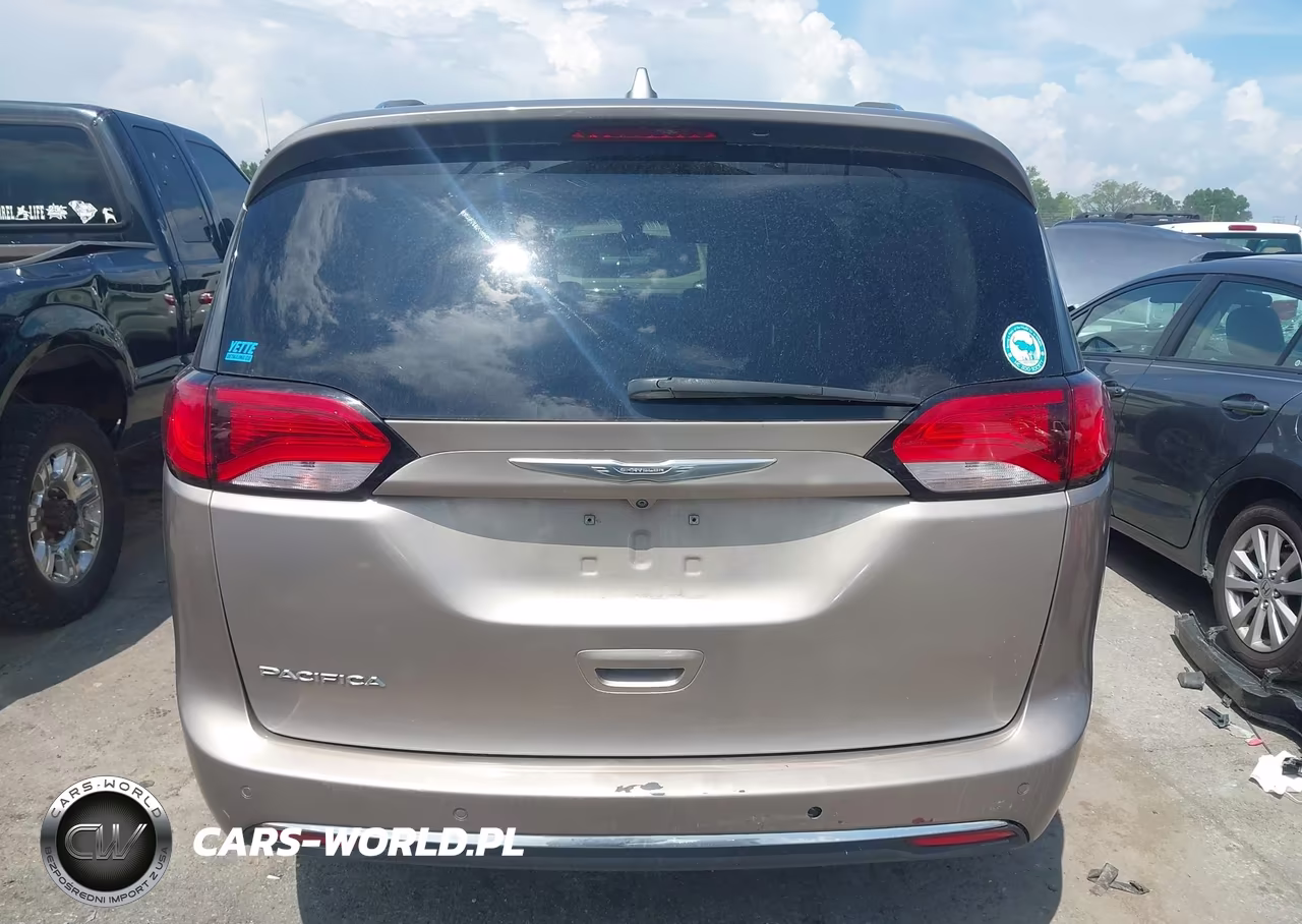 2017 Chrysler Pacifica Touring-L Plus VIN:2C4RC1EG9HR570509 - 16