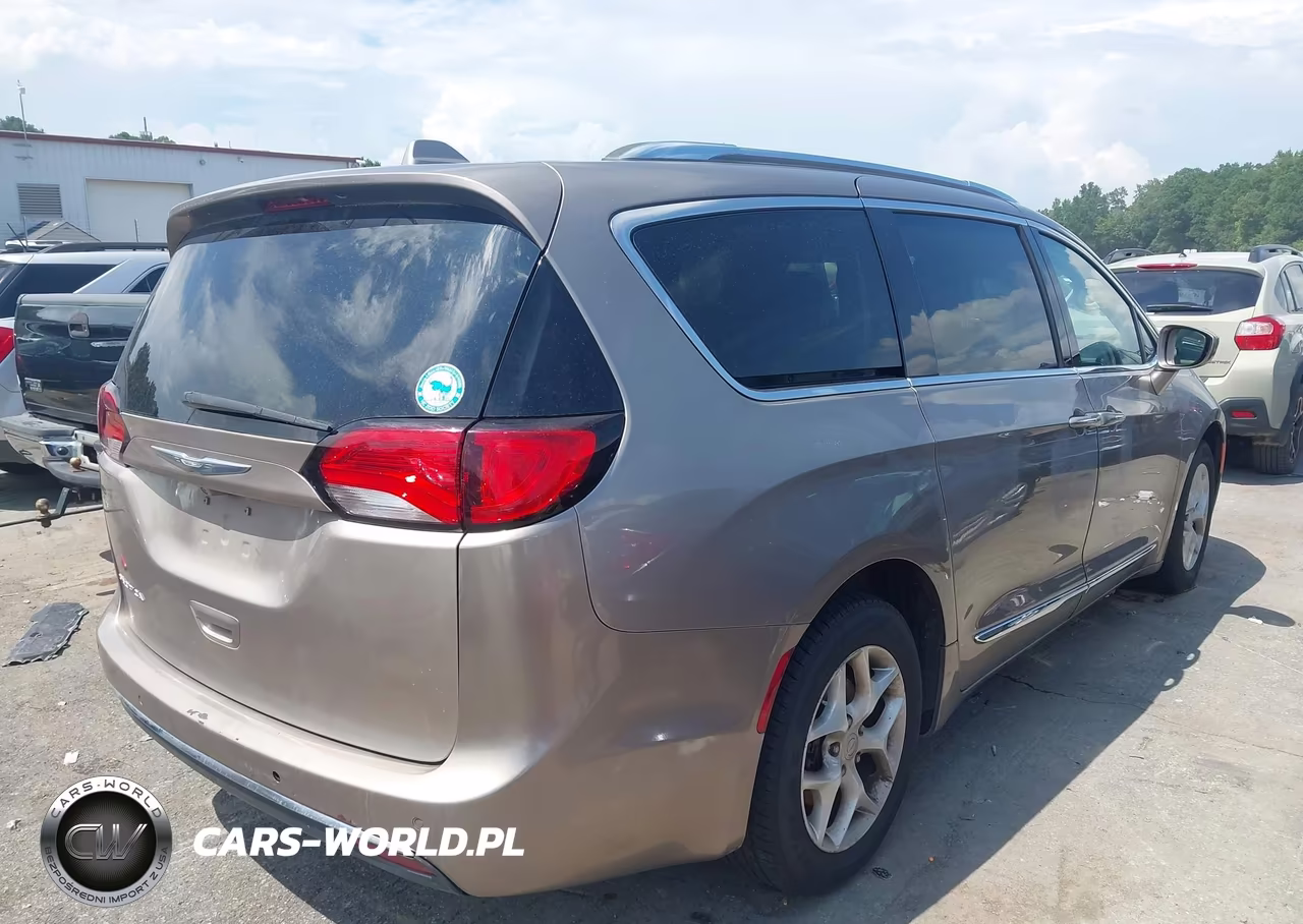 2017 Chrysler Pacifica Touring-L Plus VIN:2C4RC1EG9HR570509 - 4