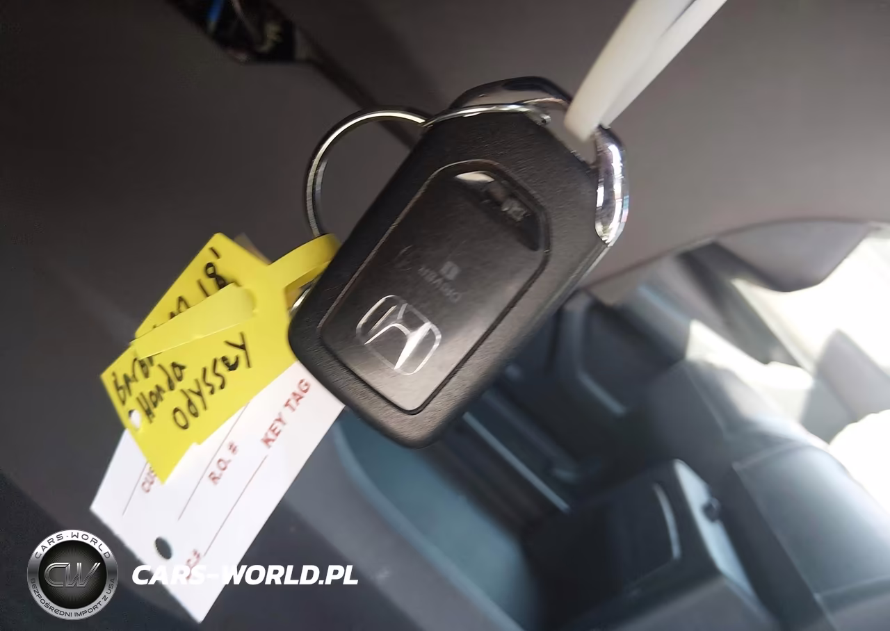 2018 Honda Odyssey Touring VIN:5FNRL6H80JB042084 - 11