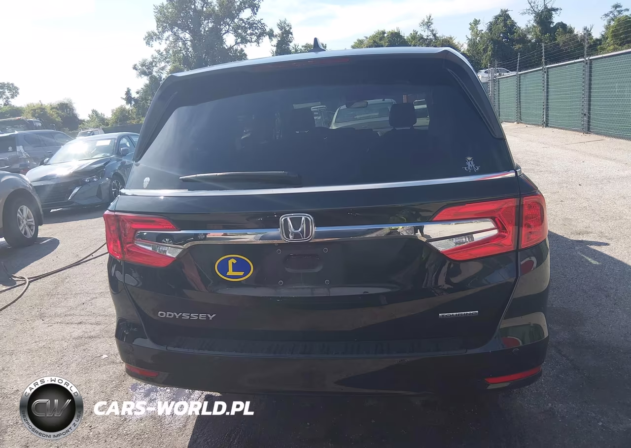 2018 Honda Odyssey Touring VIN:5FNRL6H80JB042084 - 16