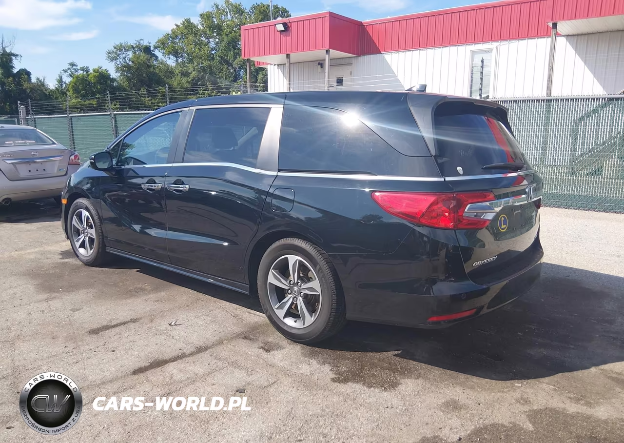 2018 Honda Odyssey Touring VIN:5FNRL6H80JB042084 - 3