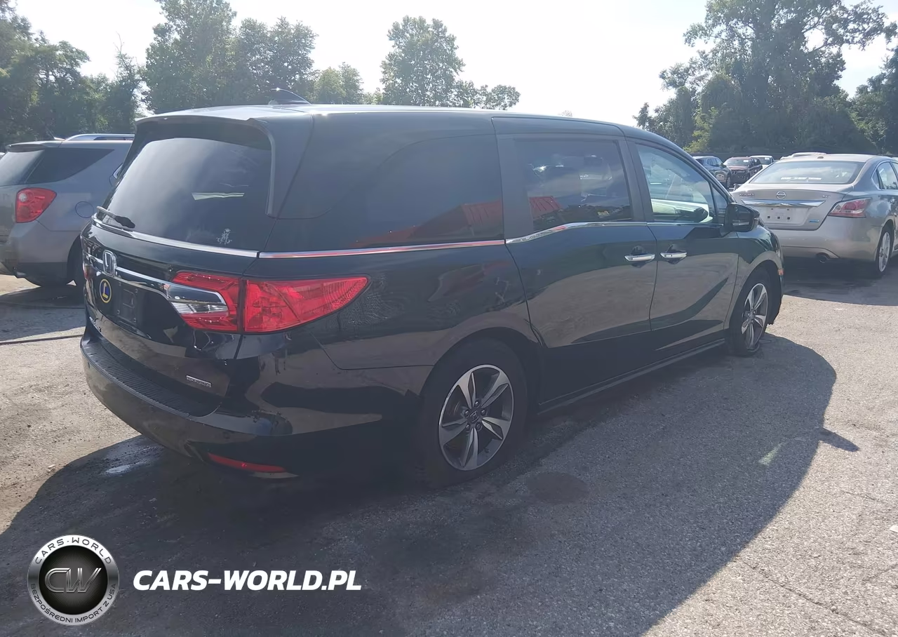 2018 Honda Odyssey Touring VIN:5FNRL6H80JB042084 - 4