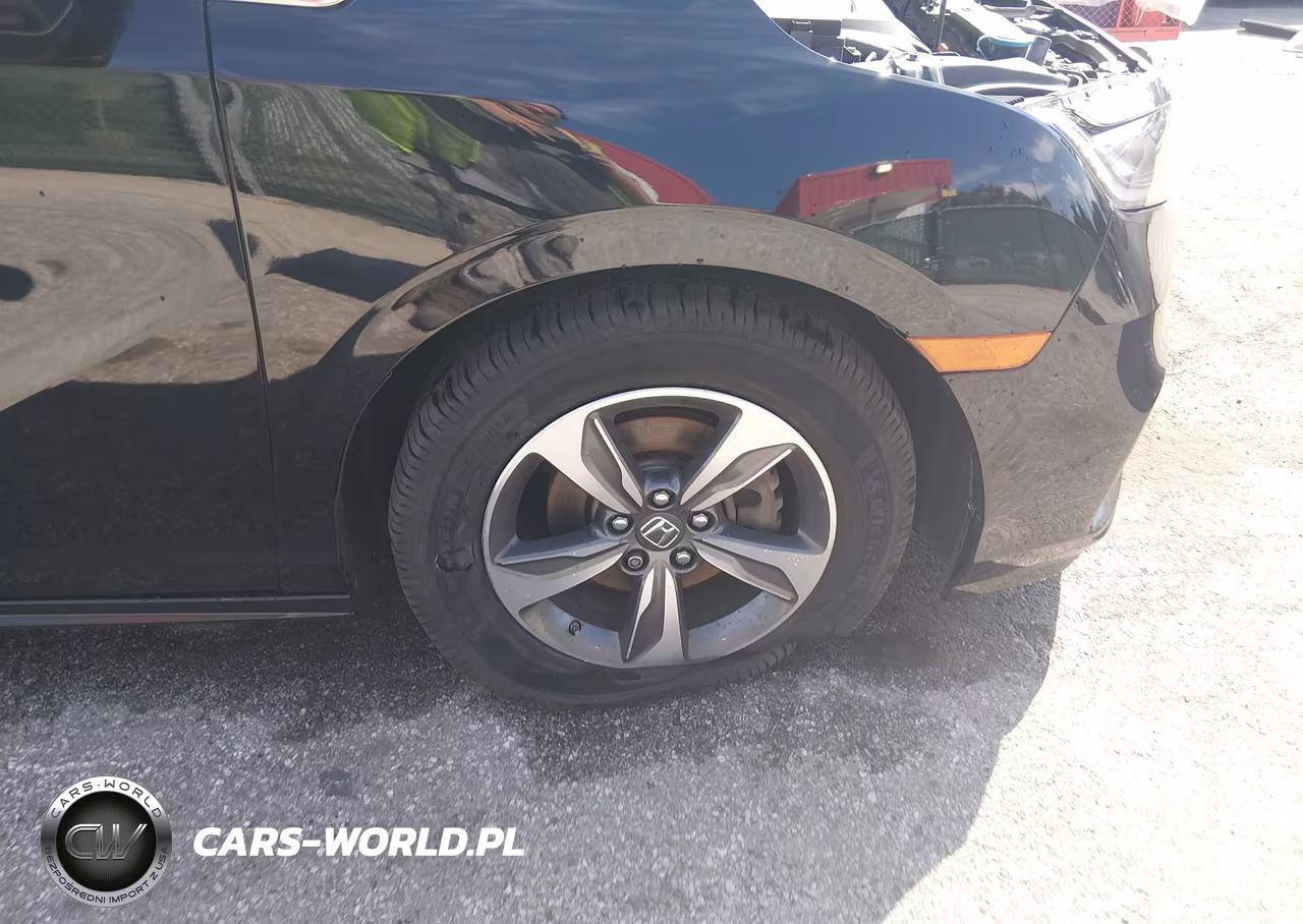 2018 Honda Odyssey Touring VIN:5FNRL6H80JB042084 - 6