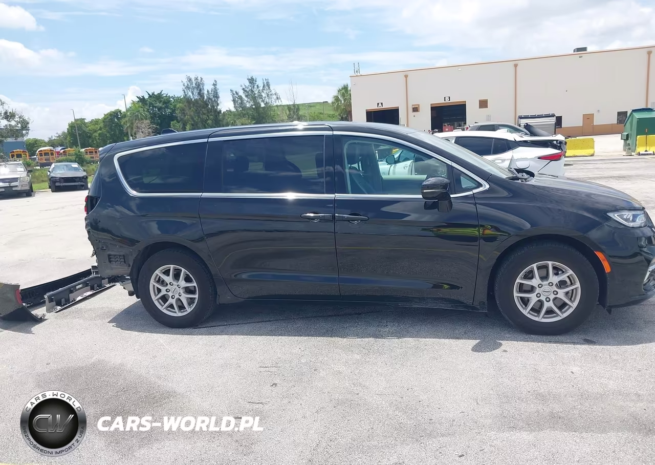 2024 Chrysler Pacifica Touring L VIN:2C4RC1BG8RR140265 - 14