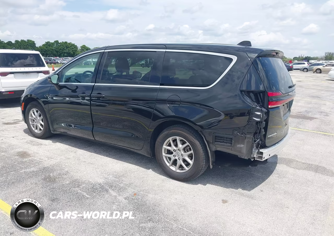 2024 Chrysler Pacifica Touring L VIN:2C4RC1BG8RR140265 - 3