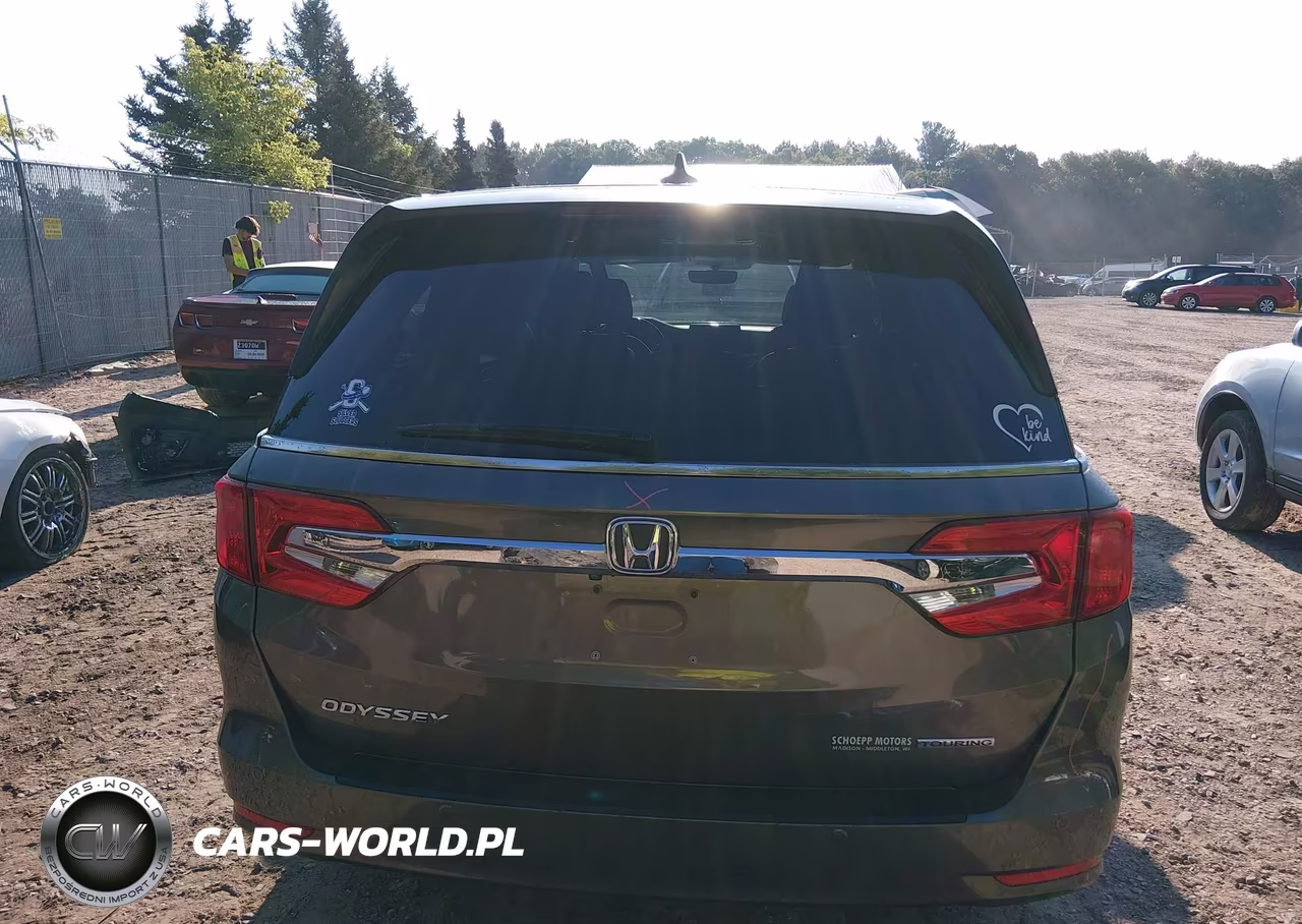 2018 Honda Odyssey Touring VIN:5FNRL6H86JB046155 - 17