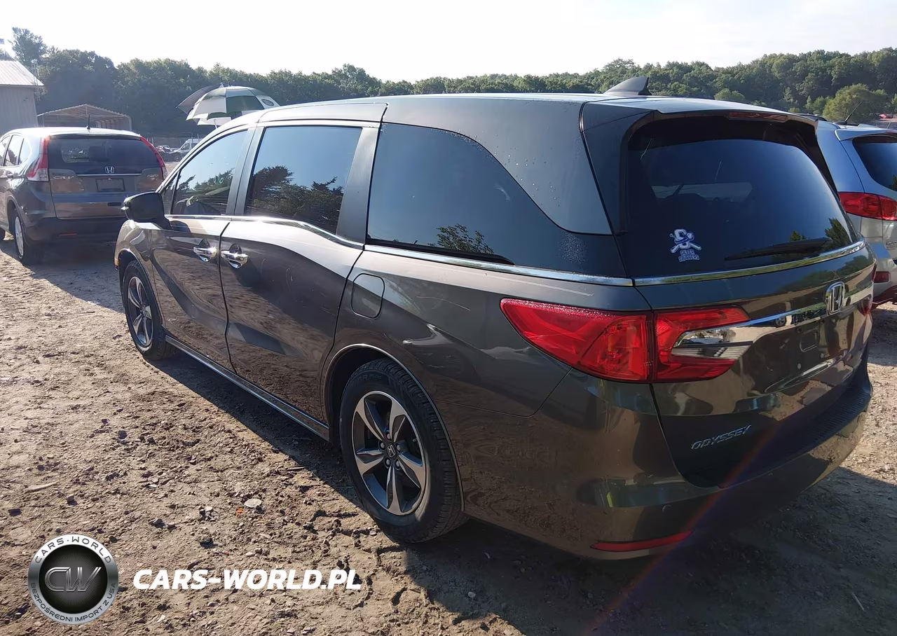 2018 Honda Odyssey Touring VIN:5FNRL6H86JB046155 - 3