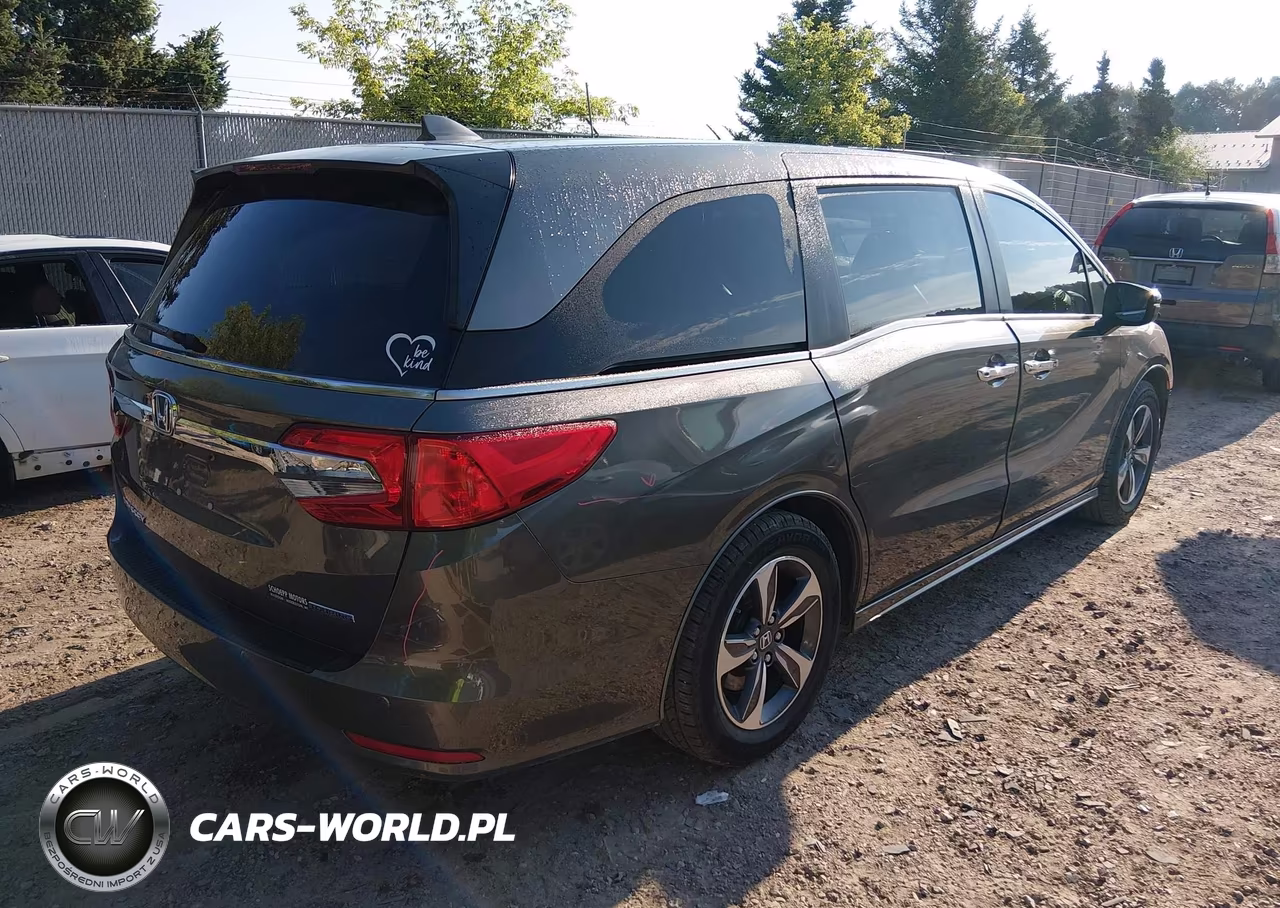 2018 Honda Odyssey Touring VIN:5FNRL6H86JB046155 - 4