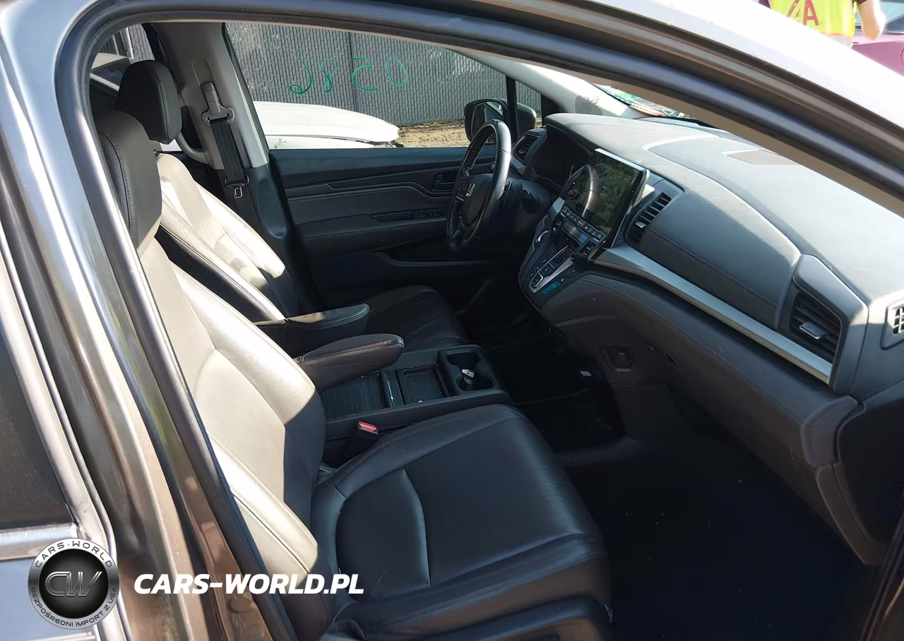 2018 Honda Odyssey Touring VIN:5FNRL6H86JB046155 - 5