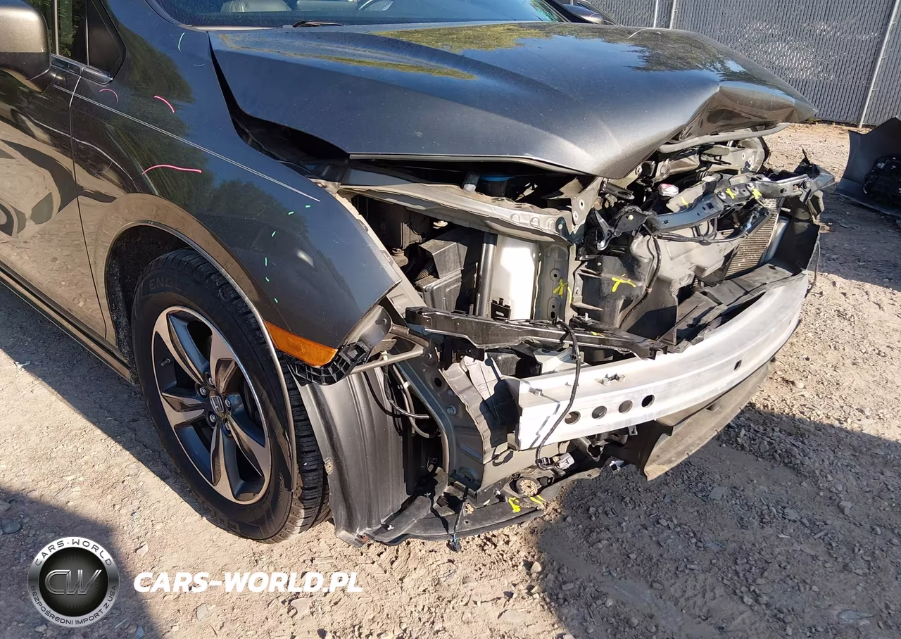 2018 Honda Odyssey Touring VIN:5FNRL6H86JB046155 - 6