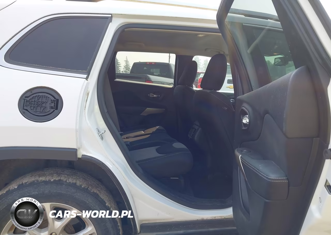 2018 Jeep Cherokee Latitude 4X4 VIN:1C4PJMCB7JD528595 - 8